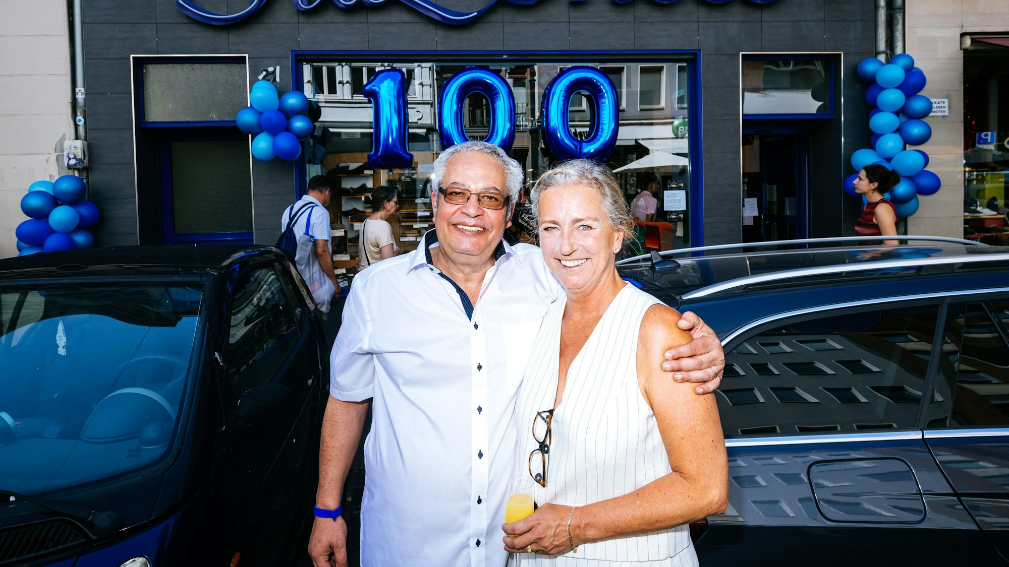 Inhaber-Ehepaar Raimundo und Kerstin Aparicio feiern das 100-jährige Bestehen von Filz Gnoss.