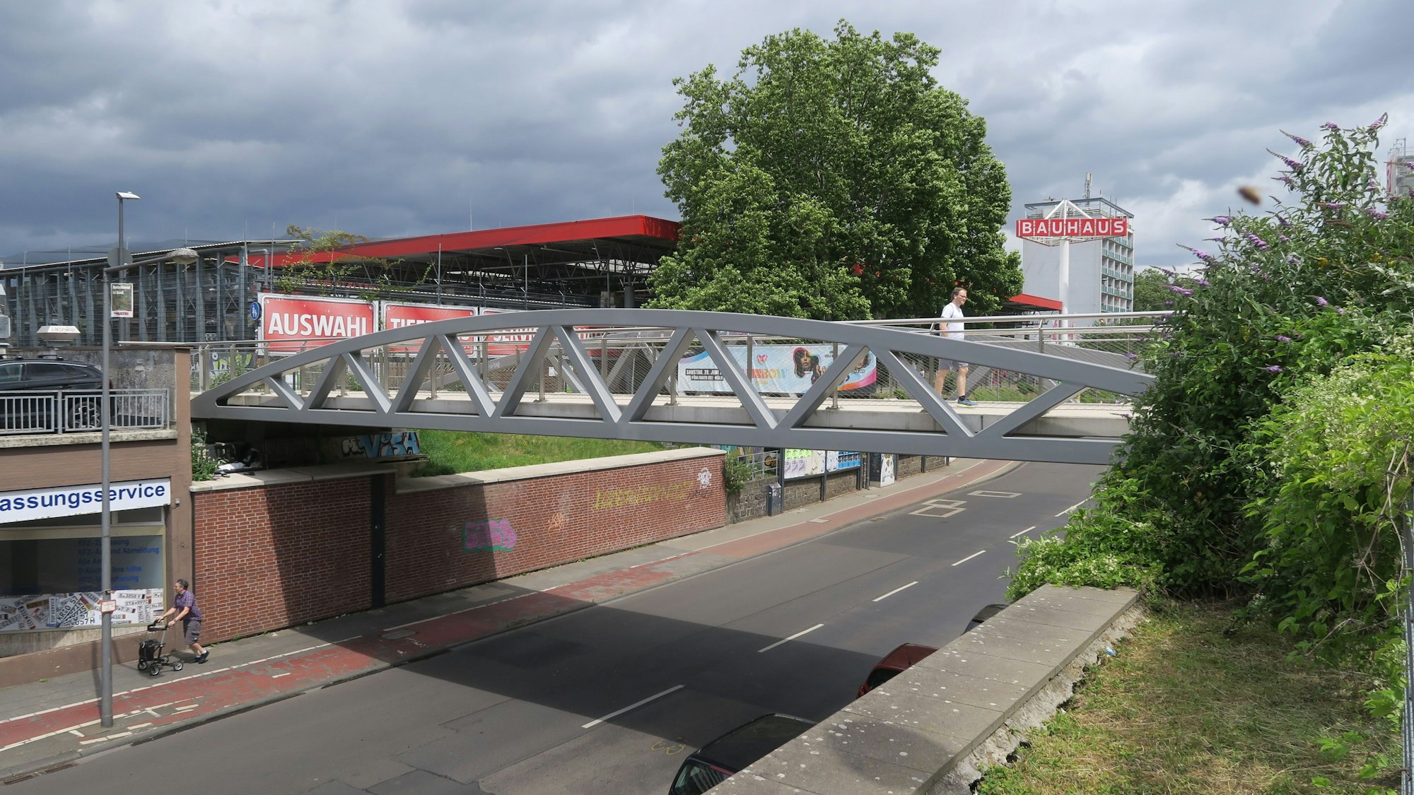 Eine Brücke überspannt eine zweispurige Straße.