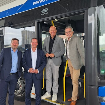 Zu sehen sind REVG-Geschäftsführer Martin Gawrisch, Aufsichtsratsvorsitzender Gregor Golland, Landrat Frank Rock und Geschäftsführer Walter Reinarz vor einem Bus.
