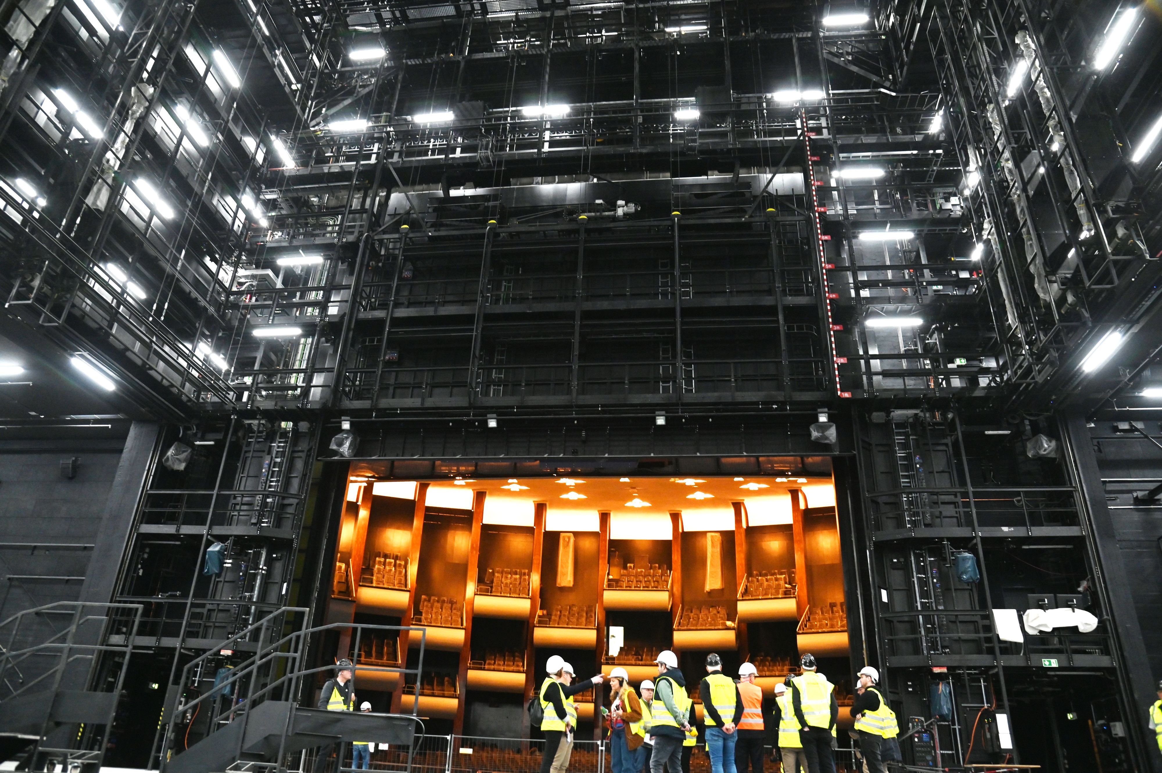 April 2025: Ein Blick auf die Bühnetechnik im Opernhaus.