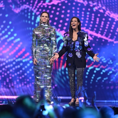 Die ESC-Moderatorinnen Hazel Brugger (l.) und Sandra Studer beim zweiten Probedurchlauf für das 2. Halbfinale in der St. Jakobshalle in Basel.