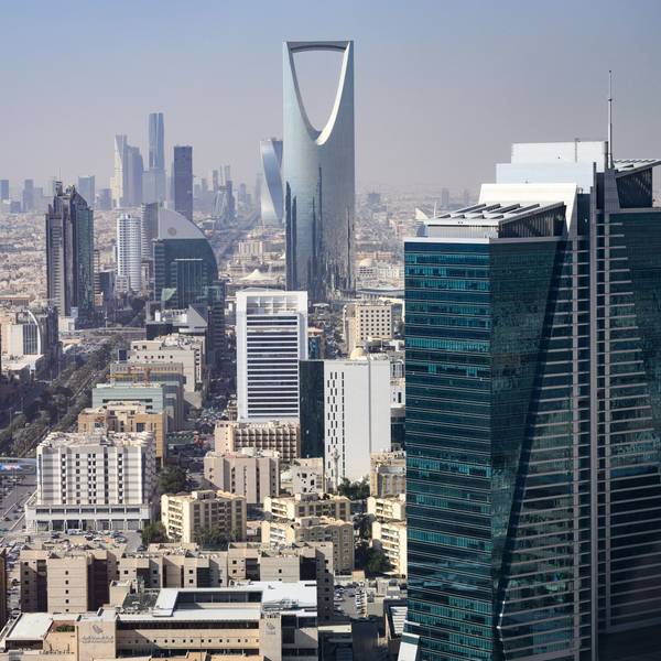 ARCHIV - 03.02.2025, Saudi-Arabien, Riad: Blick von der Terrasse des Al Faisaliah Towers auf die Innenstadt von Riad. Die saudi-arabische Hauptstadt Riad ist mit rund 7,7 Mio. Einwohnerinnen und Einwohnern eine der größten und am schnellsten wachsenden Metropolen im Nahen Osten. (zu dpa: «Sorge und Kritik: Arabische Welt zum Kriegseintritt der USA») Foto: Bernd von Jutrczenka/dpa +++ dpa-Bildfunk +++