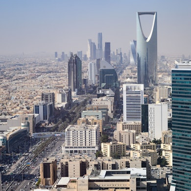 ARCHIV - 03.02.2025, Saudi-Arabien, Riad: Blick von der Terrasse des Al Faisaliah Towers auf die Innenstadt von Riad. Die saudi-arabische Hauptstadt Riad ist mit rund 7,7 Mio. Einwohnerinnen und Einwohnern eine der größten und am schnellsten wachsenden Metropolen im Nahen Osten. (zu dpa: «Sorge und Kritik: Arabische Welt zum Kriegseintritt der USA») Foto: Bernd von Jutrczenka/dpa +++ dpa-Bildfunk +++