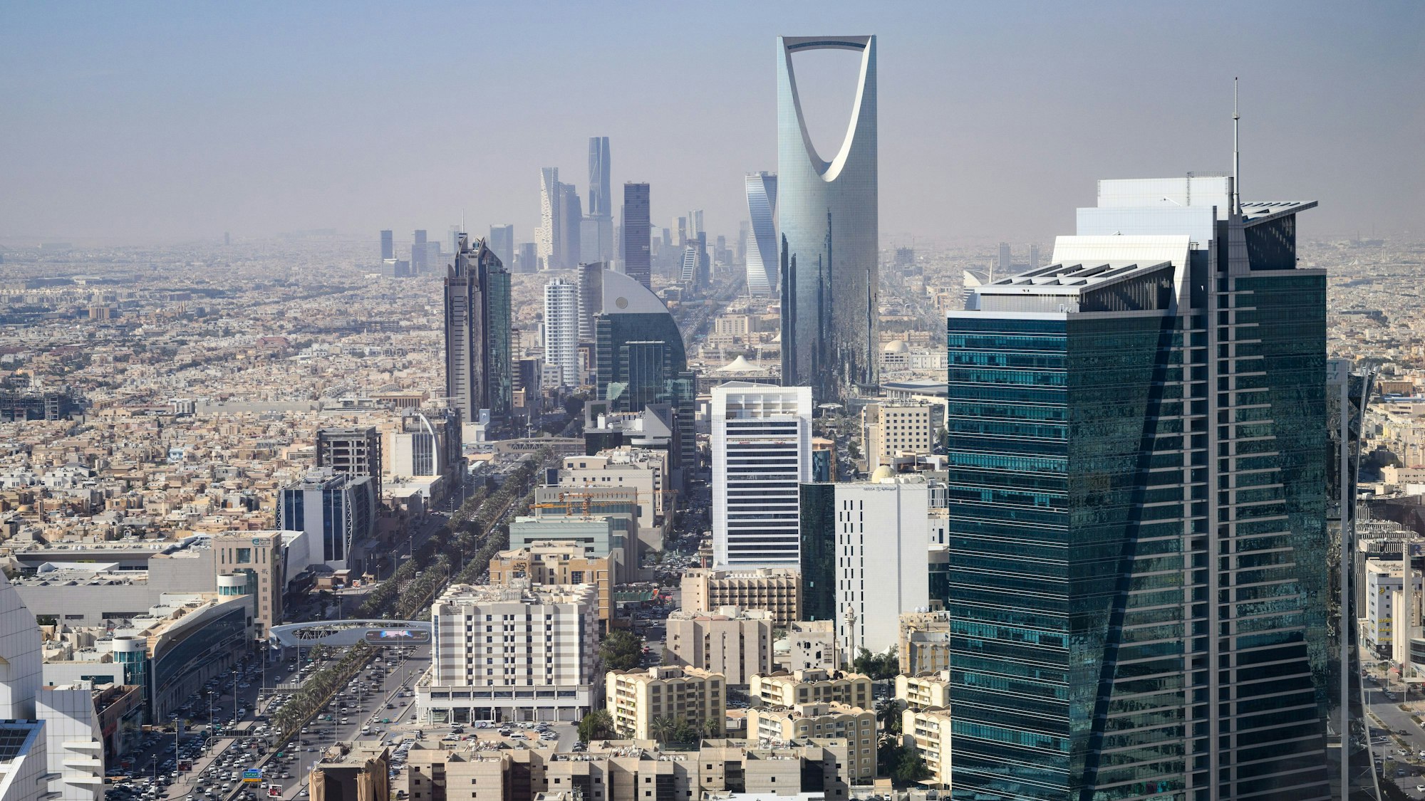 ARCHIV - 03.02.2025, Saudi-Arabien, Riad: Blick von der Terrasse des Al Faisaliah Towers auf die Innenstadt von Riad. Die saudi-arabische Hauptstadt Riad ist mit rund 7,7 Mio. Einwohnerinnen und Einwohnern eine der größten und am schnellsten wachsenden Metropolen im Nahen Osten. (zu dpa: «Sorge und Kritik: Arabische Welt zum Kriegseintritt der USA») Foto: Bernd von Jutrczenka/dpa +++ dpa-Bildfunk +++
