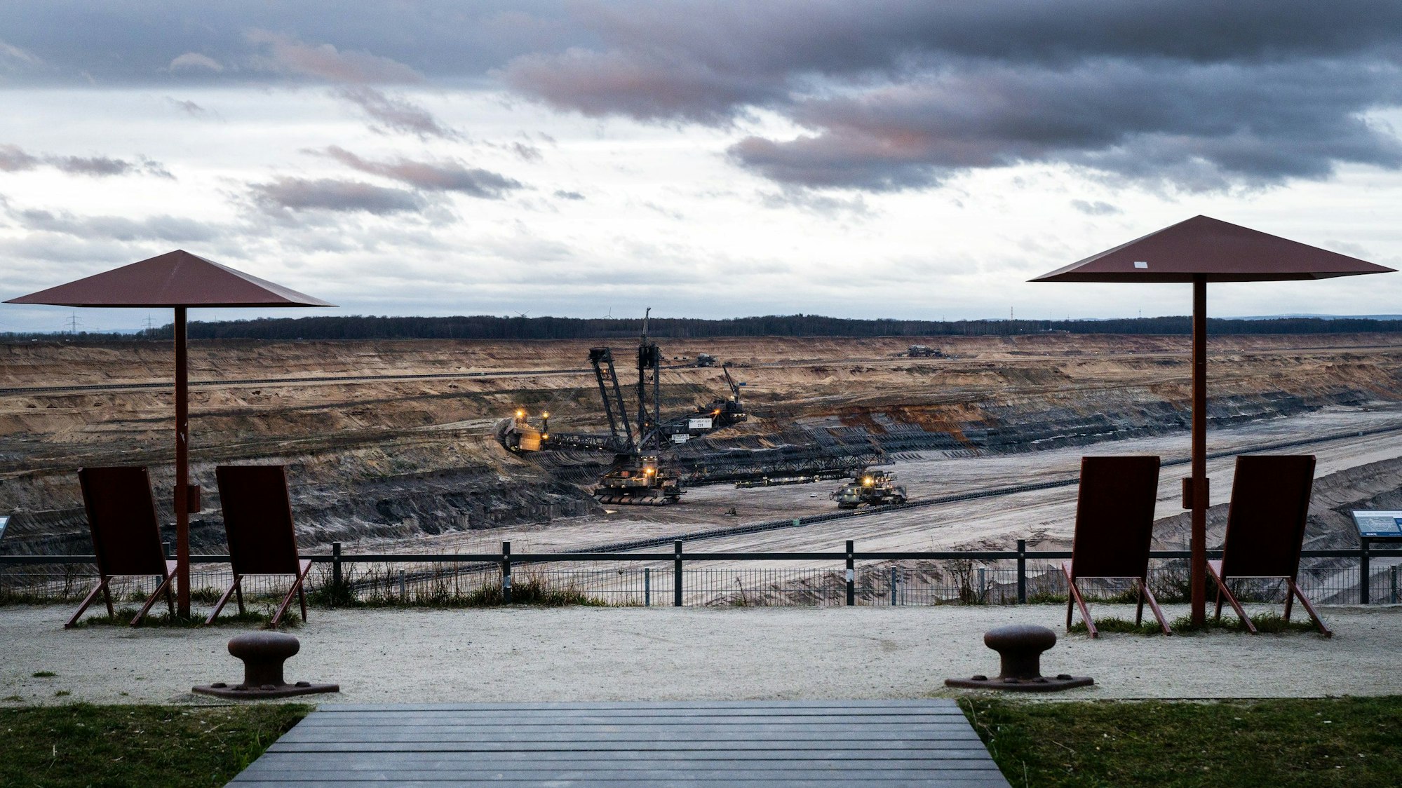 Auf dem Foto ist der Blick in den Tagebau Hambach zu sehen.