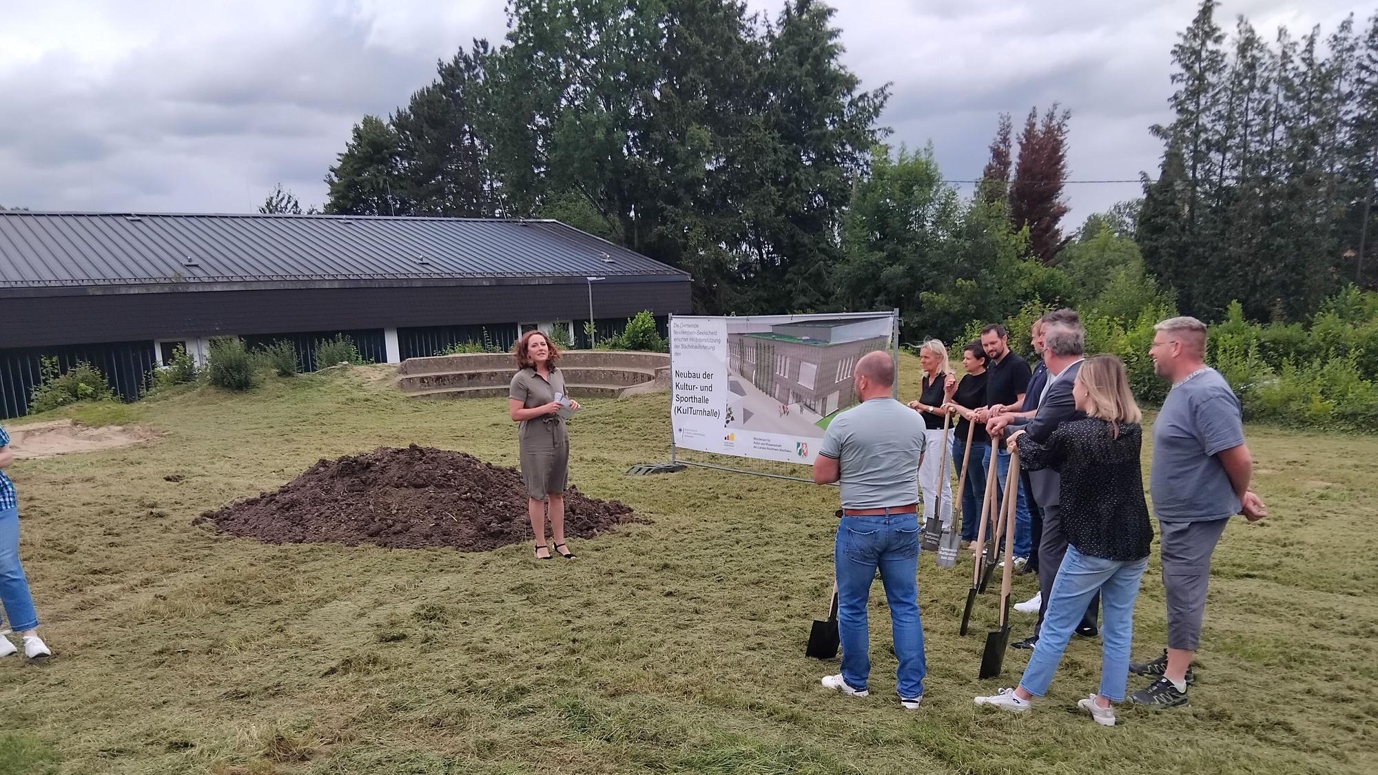 Auf diesem Grundstück an der Grundschule soll die Halle in rund zwei Jahren eröffnet werden, sagte Bürgermeisterin Nicole Berka (l.).