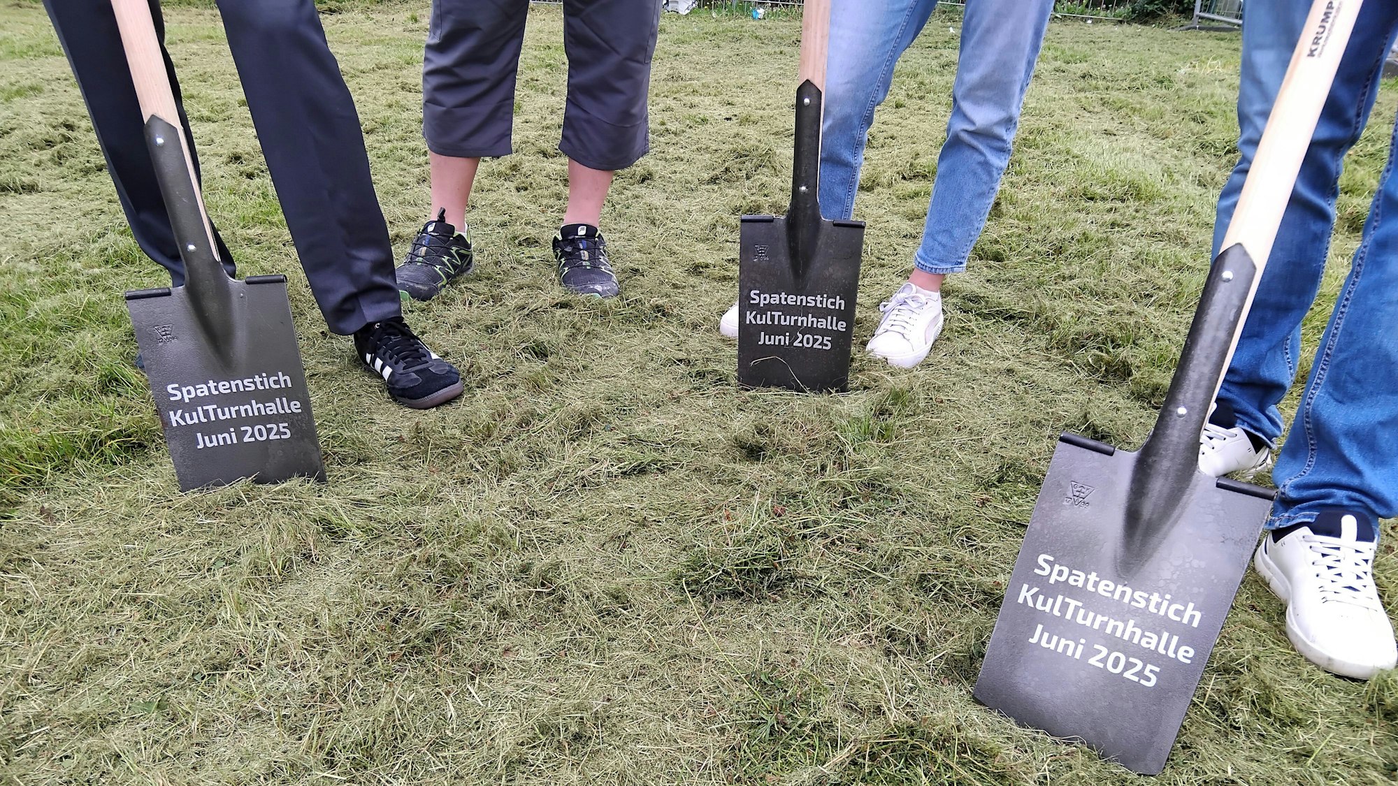 Spatenstich mit Schriftzug KulTurnhalle