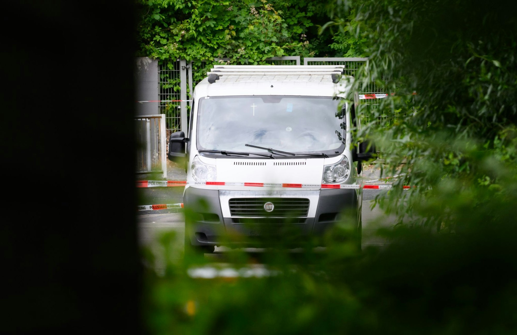 Das Fluchtfahrzeug wurde am Mittag abgeschleppt.
