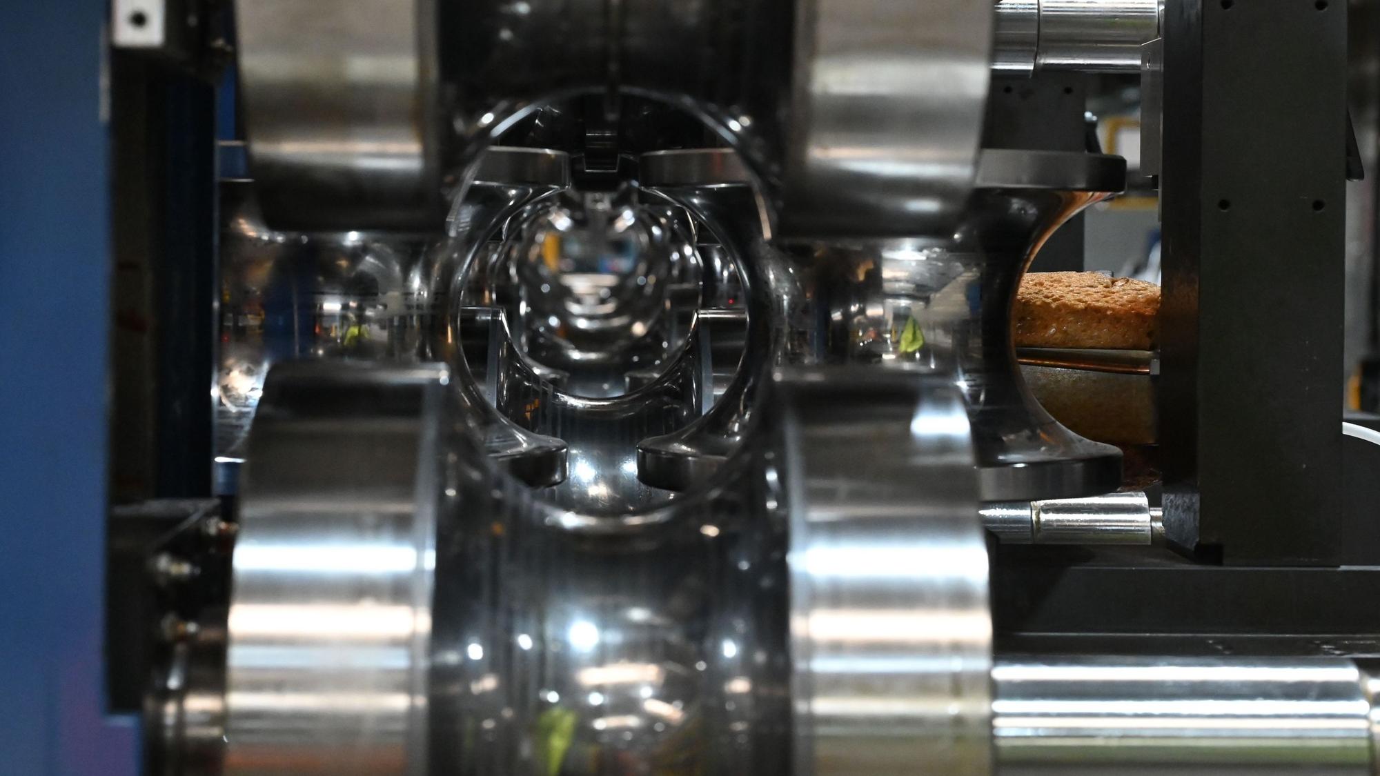 In einem aufwendigen Verfahren werden in Hellenthal Rohe hergestellt. Das Bild zeigt einen Blick in eine Produktionsmaschine.