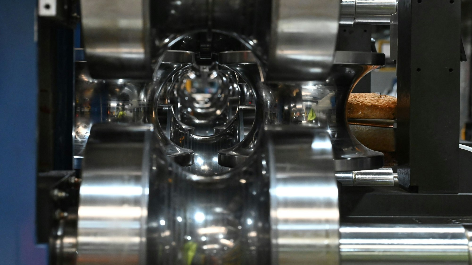 In einem aufwendigen Verfahren werden in Hellenthal Rohe hergestellt. Das Bild zeigt einen Blick in eine Produktionsmaschine.