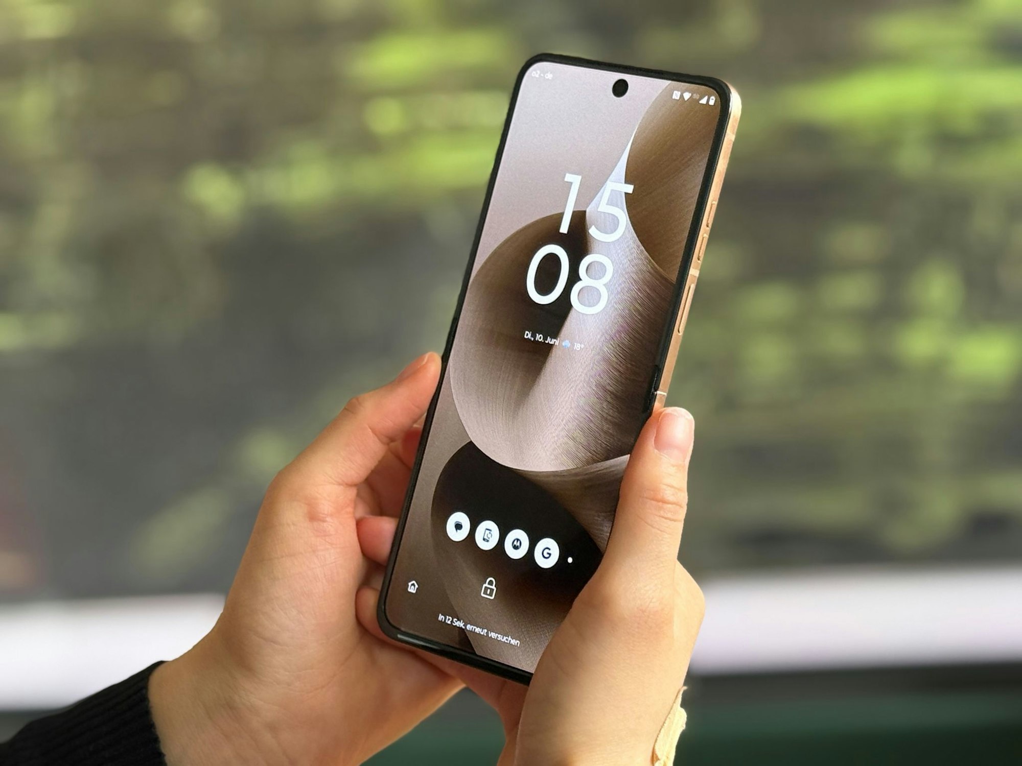 Das aufgeklappte Razr 60 Ultra ist lang, schlank und liegt gut in der Hand.