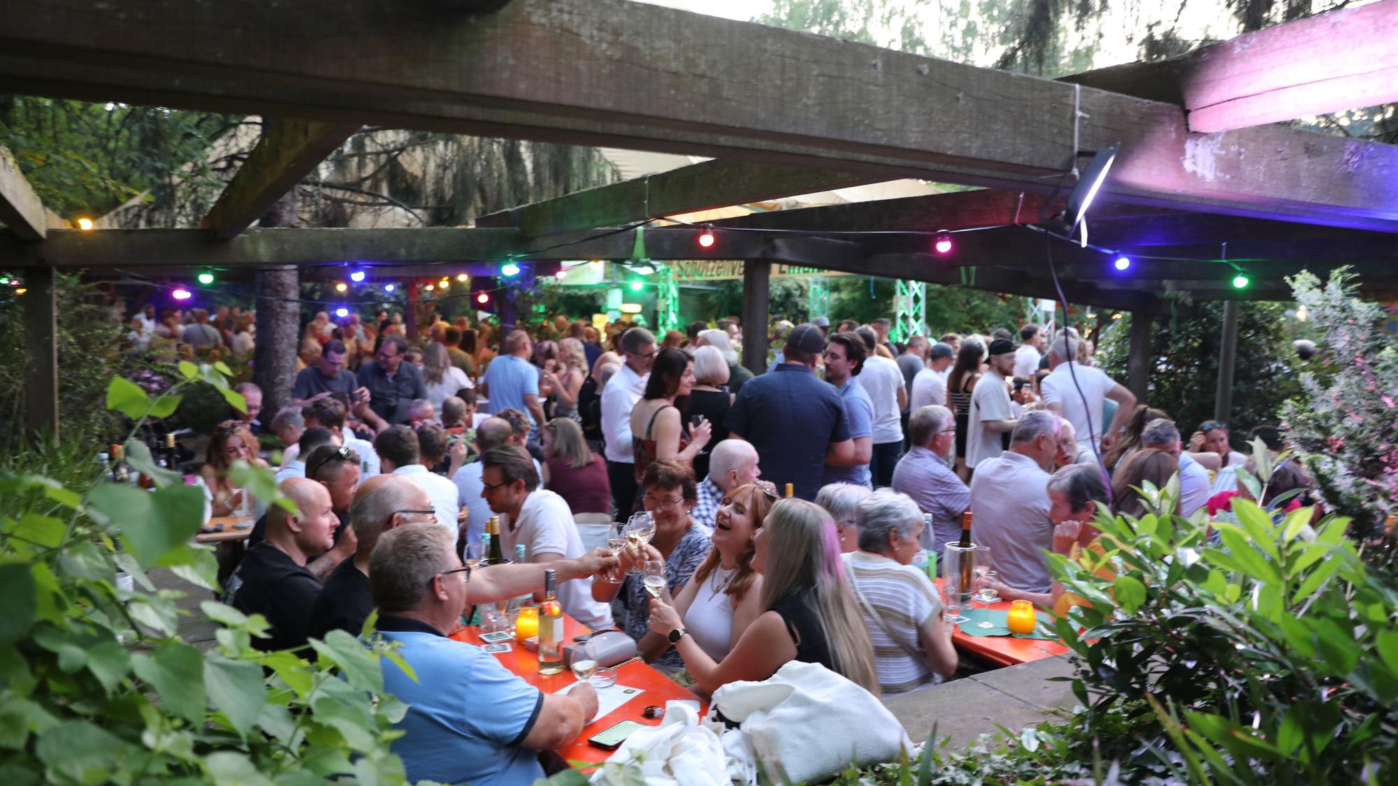 Der Rosengarten war am Samstag und Sonntag eine große Wirtschaft. Für ihr Fest hatten die Schützen vorab eine Weinverköstigung gemacht, um ihrem Besuch auch Neues anbieten zu können.