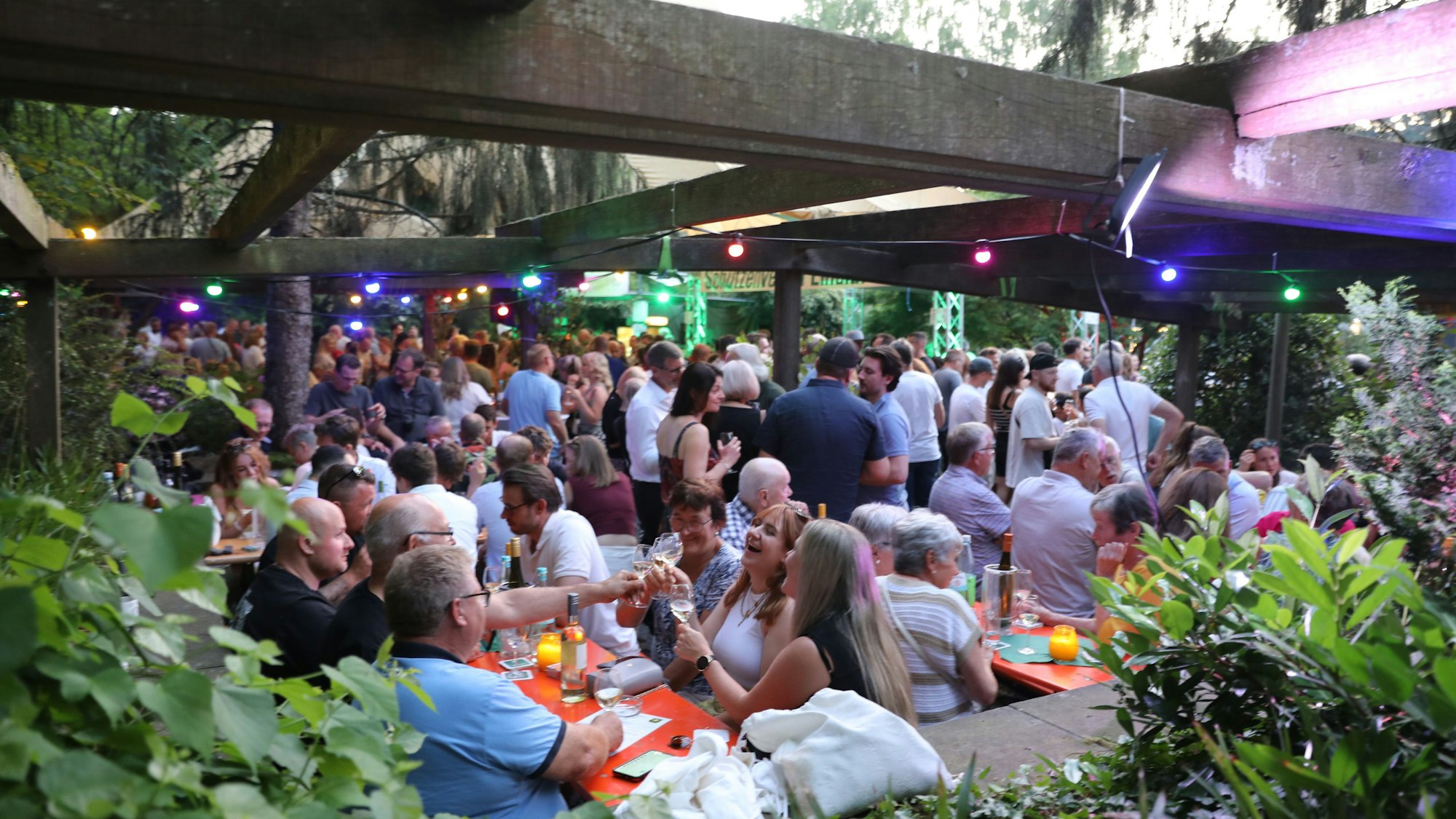 Der Rosengarten war am Samstag und Sonntag eine große Wirtschaft. Für ihr Fest hatten die Schützen vorab eine Weinverköstigung gemacht, um ihrem Besuch auch Neues anbieten zu können.