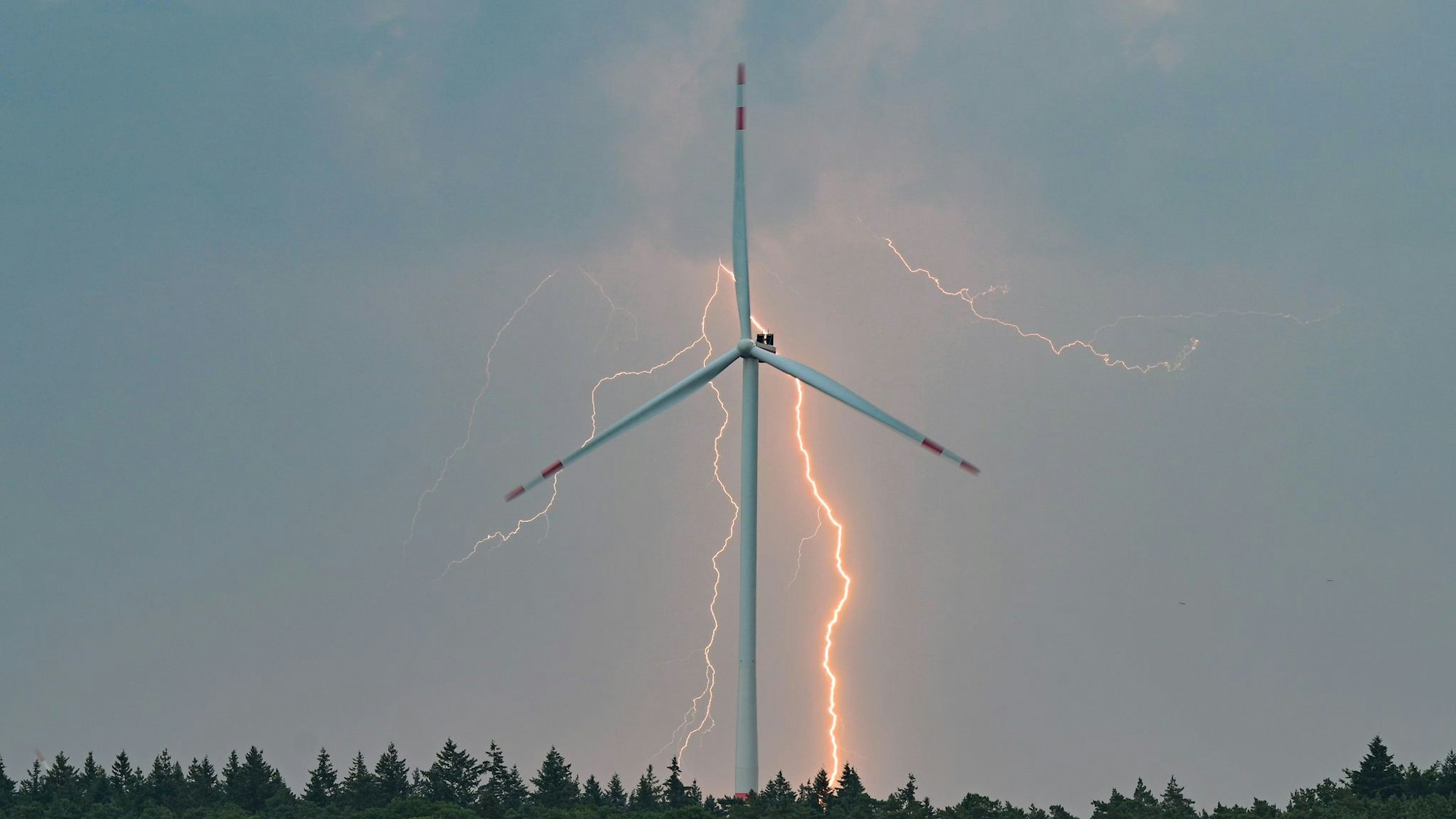 Die Gefahr neuer Gewitter steigt insbesondere ab Mittwochabend.