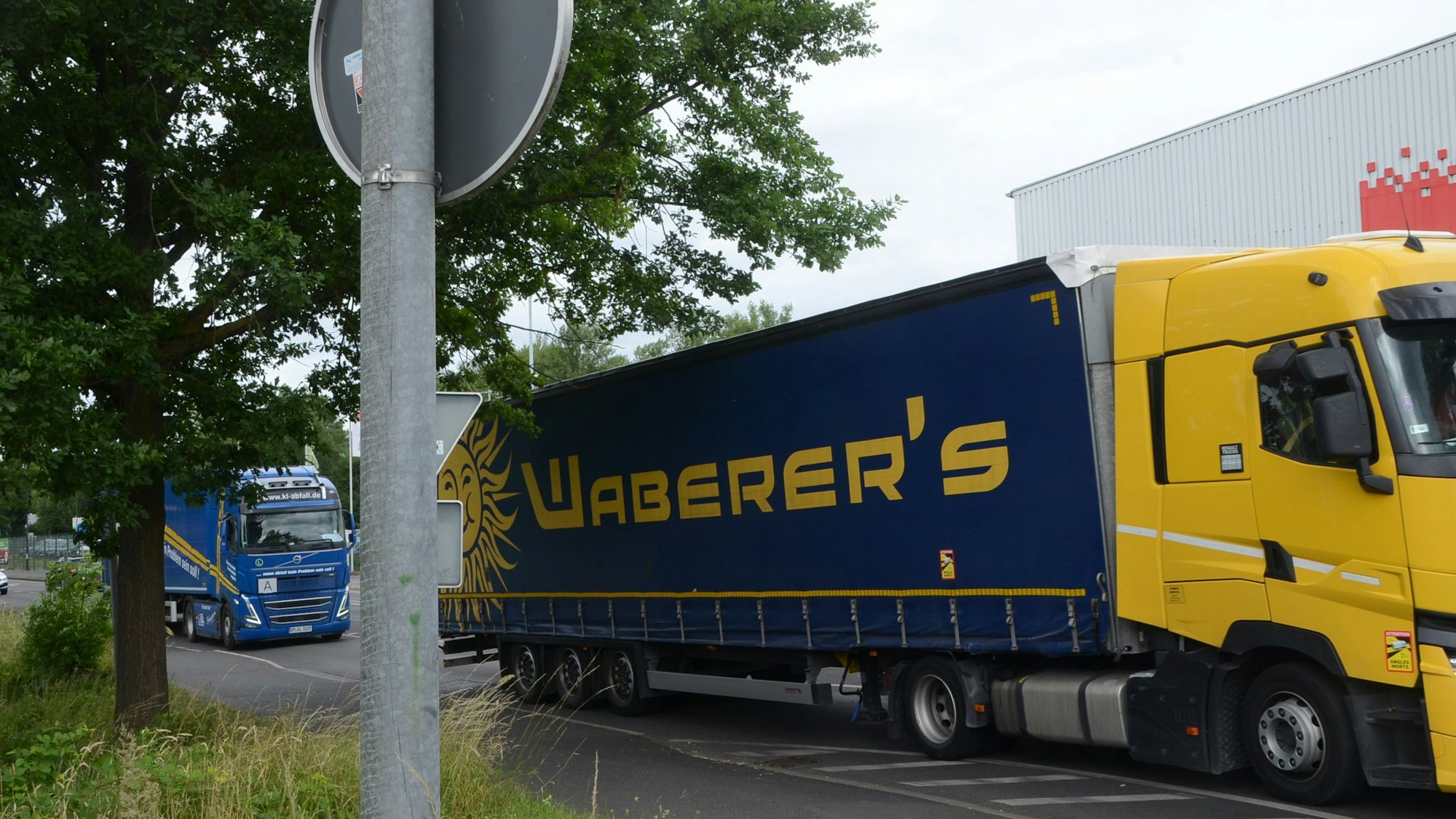 Zwei Sattelschlepper warten an einer Kreuzung.