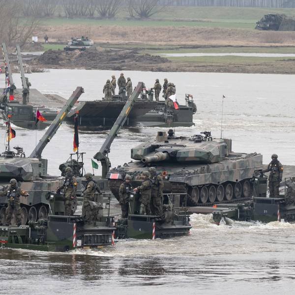 Bundeswehrsoldaten (vorne) und britische Soldaten nehmen an einer gemeinsamen Militärübung mit Streitkräften aus mehreren Nato-Ländern teil (Archivfoto).