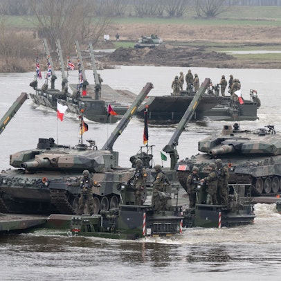 Bundeswehrsoldaten (vorne) und britische Soldaten nehmen an einer gemeinsamen Militärübung mit Streitkräften aus mehreren Nato-Ländern teil (Archivfoto).