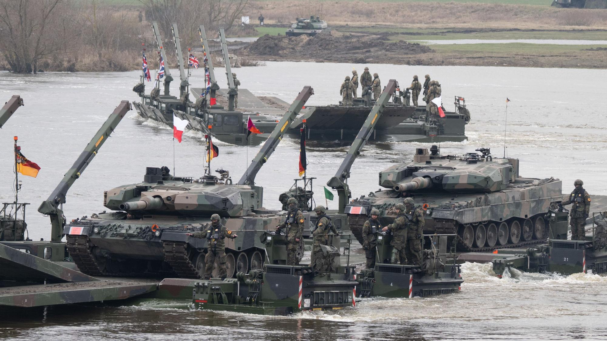Bundeswehrsoldaten (vorne) und britische Soldaten nehmen an einer gemeinsamen Militärübung mit Streitkräften aus mehreren Nato-Ländern teil (Archivfoto).