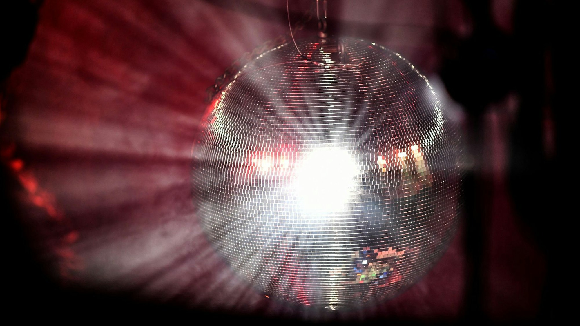 Steht das Sommerfest an? Finden Betriebsfeiern außerhalb der Arbeitszeit statt, ist die Teilnahme freiwillig - und wird auch nicht vergütet.