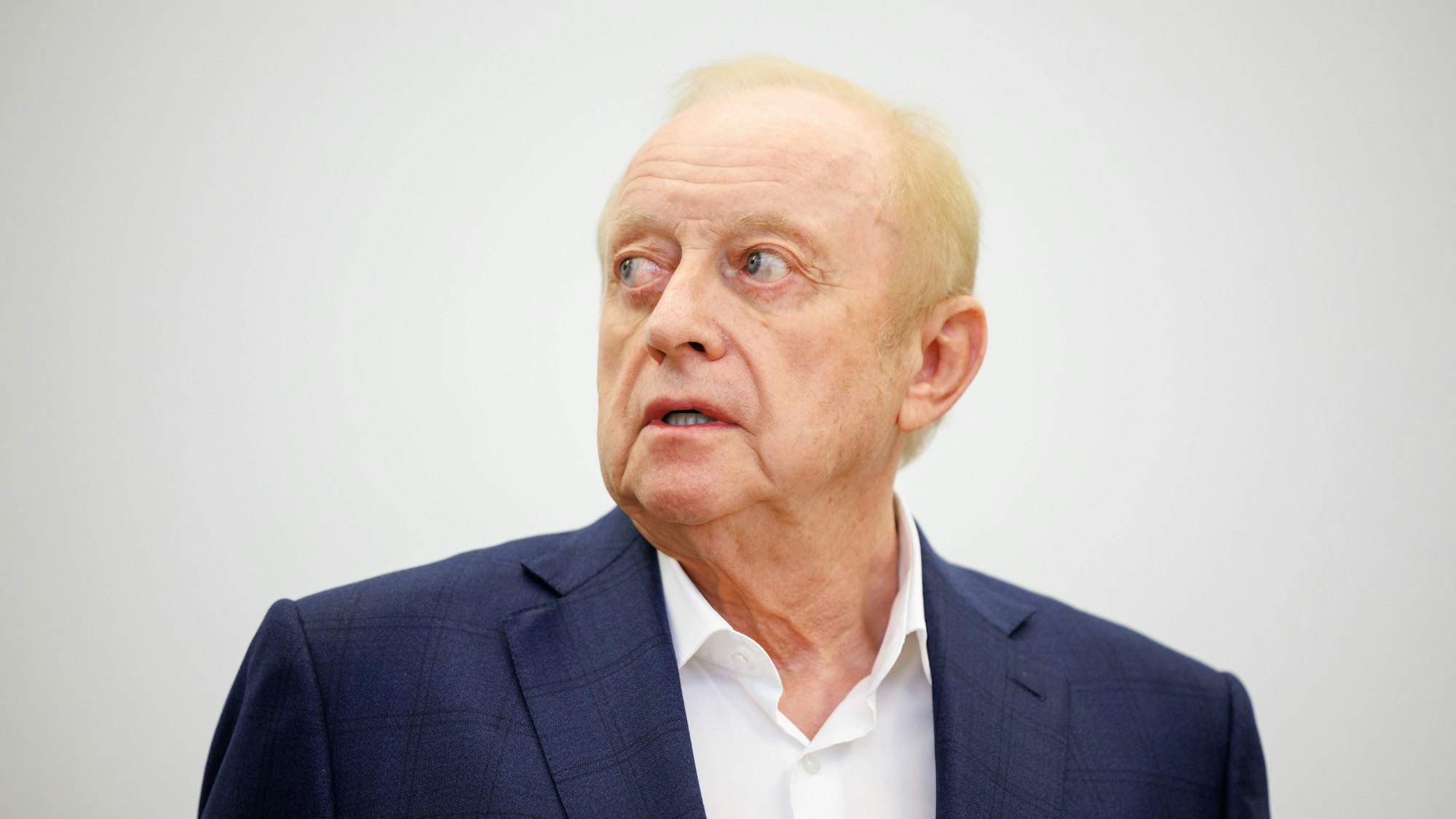 Das Bild zeigt Alfons Schuhbeck, Koch und Unternehmer, im Gerichtssaal im Landgericht München I.Foto: Matthias Balk/dpa