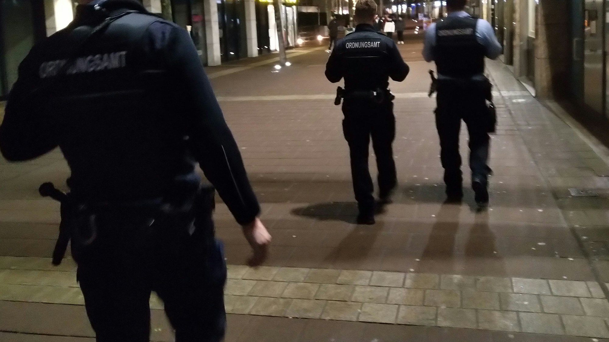 Das Ordnungsamt Siegburg geht Streife in der Innenstadt.