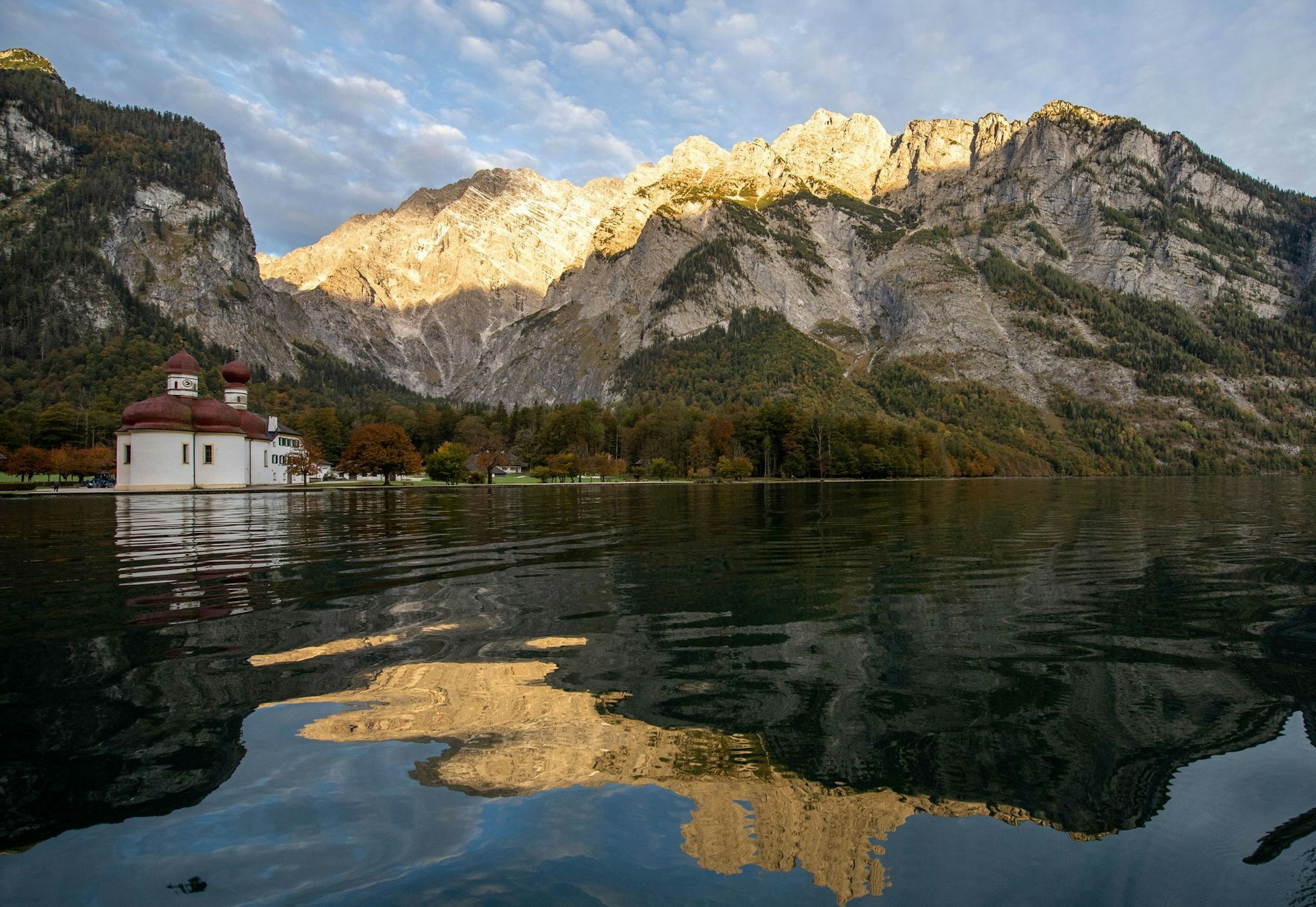 Die Kapelle St. Bartholomä am Königssee vor dem Watzmann. (Archivbild)