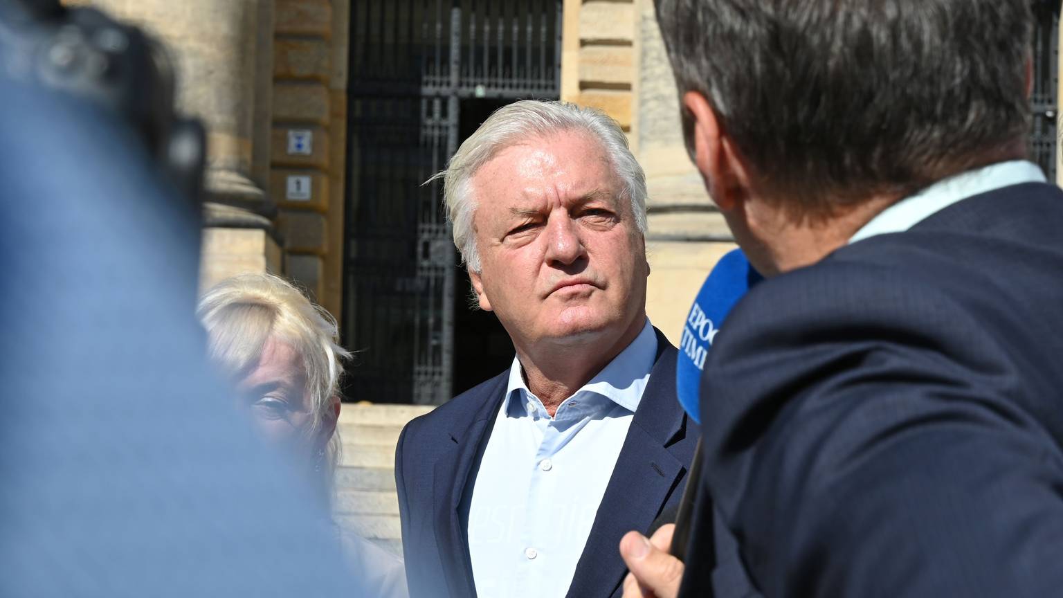 Jürgen Elsässer, Compact-Chefredakteur, wird von Journalisten vor dem Bundesverwaltungsgericht in Leipzig interviewt. Das Bundesverwaltungsgericht hat das Verbot des rechtsextremen Magazins „Compact“ aufgehoben