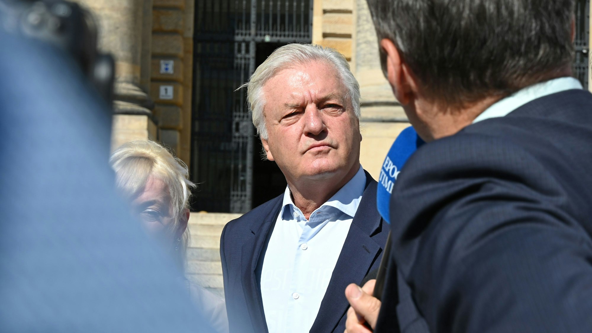 Jürgen Elsässer, Compact-Chefredakteur, wird von Journalisten vor dem Bundesverwaltungsgericht in Leipzig interviewt. Das Bundesverwaltungsgericht hat das Verbot des rechtsextremen Magazins „Compact“ aufgehoben