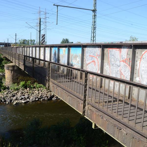 Seit 2014 ist der Rad- und Fußweg an der Eisenbahnbrücke über die Sieg gesperrt.