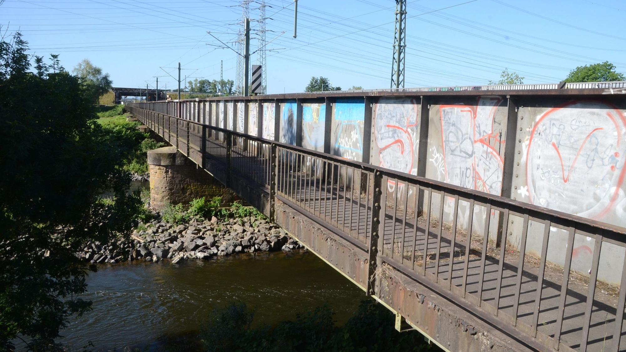 Seit 2014 ist der Rad- und Fußweg an der Eisenbahnbrücke über die Sieg gesperrt.