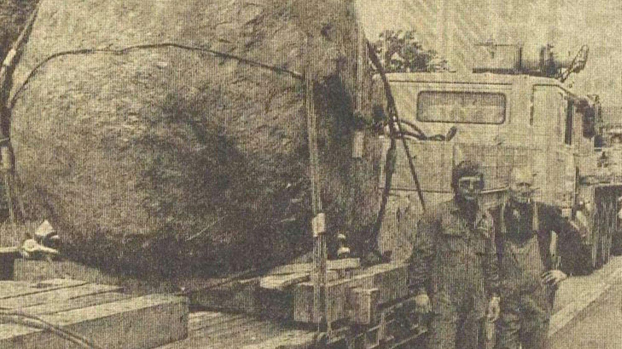 Der Findling wurde mit dem Schwertransporter am 7. Juli 1980 nach Sankt Augustin gebracht, wie dieses Archivfoto zeigt.