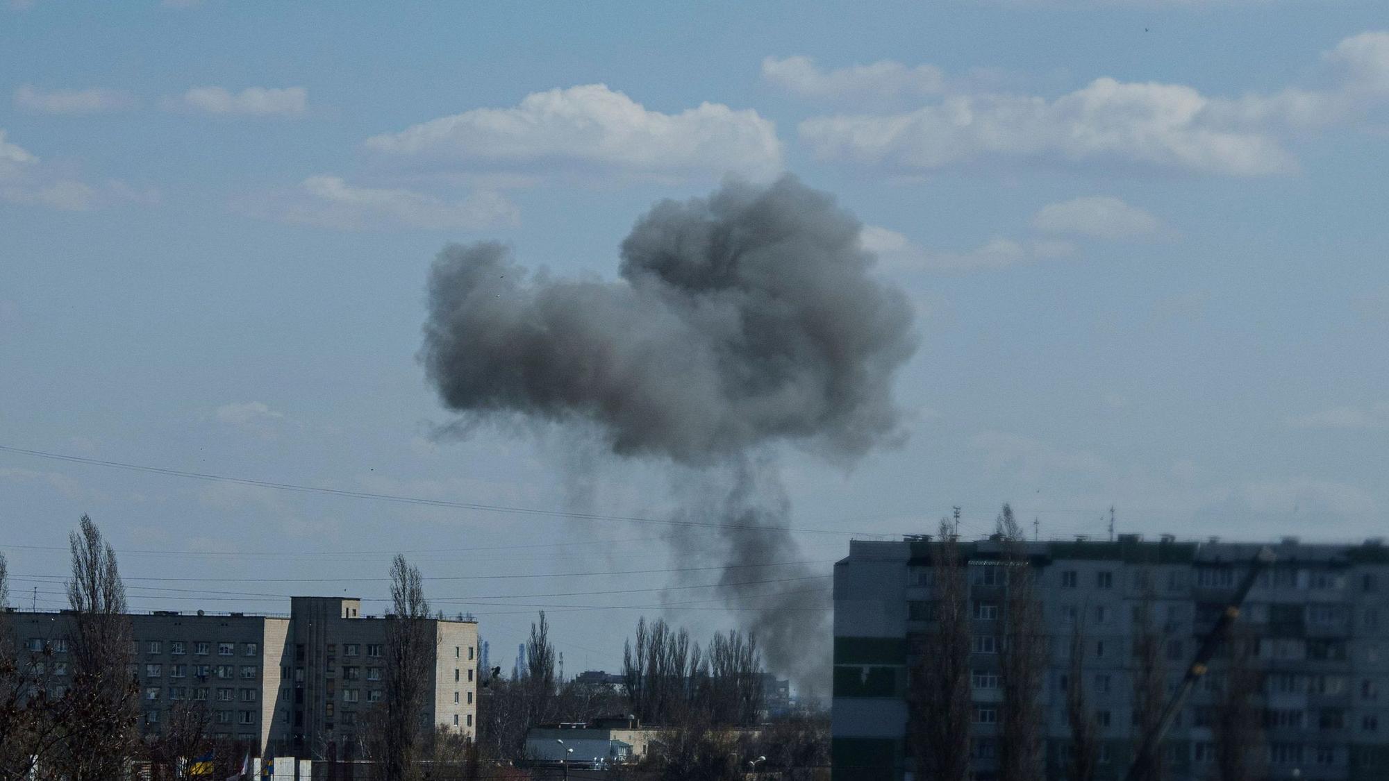 Das Bild zeigt aufsteigenden Rauch von einer Explosion nach einem russischen Drohnenangriff auf. Foto: Evgeniy Maloletka/AP/dpa +++ dpa-Bildfunk +++