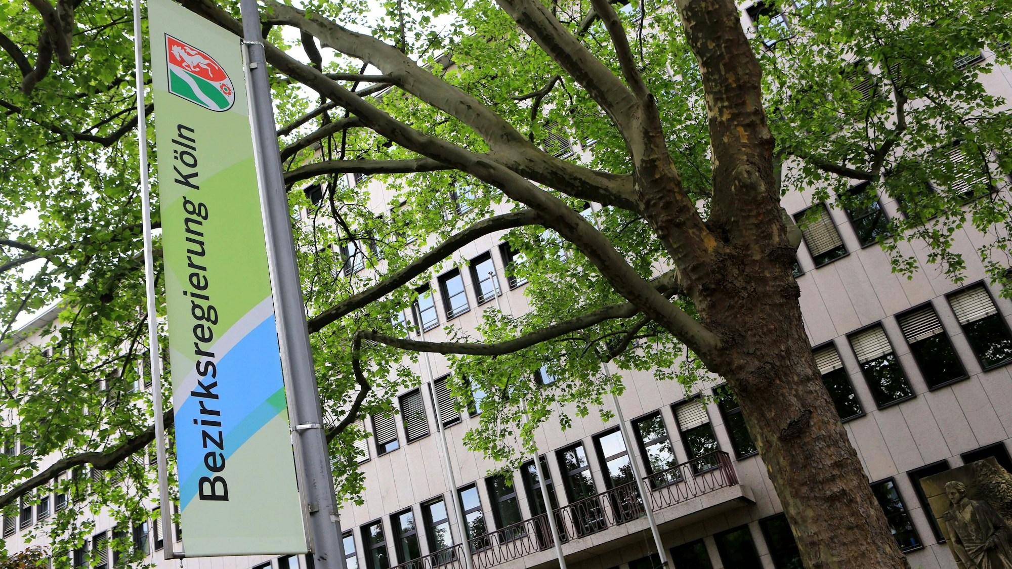 Das Foto zeigt das Gebäude der Bezirksregierung Köln.