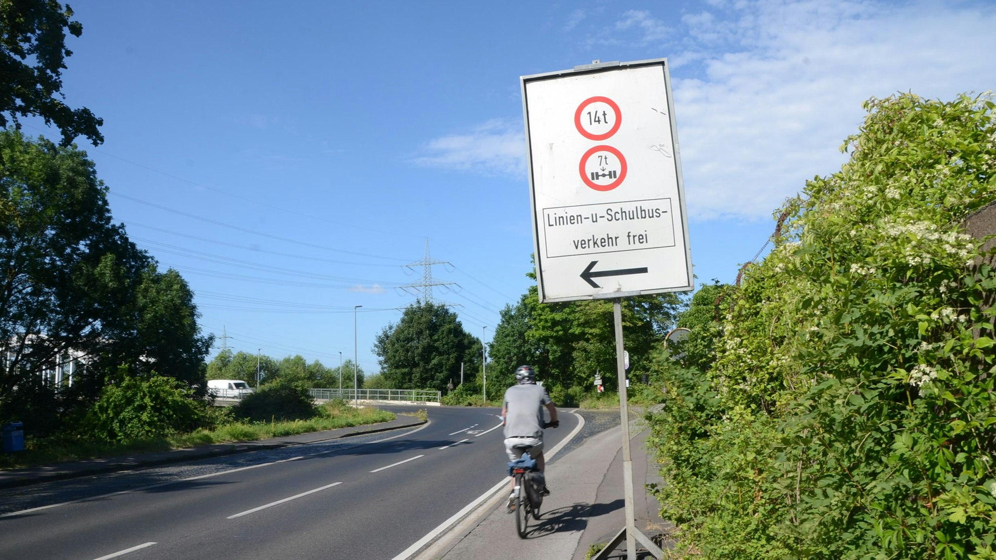 Ein Verkehrsschild an einem Fahrradweg