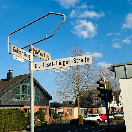 Zu sehen ist ein Straßenschild vor blauem Himmel.