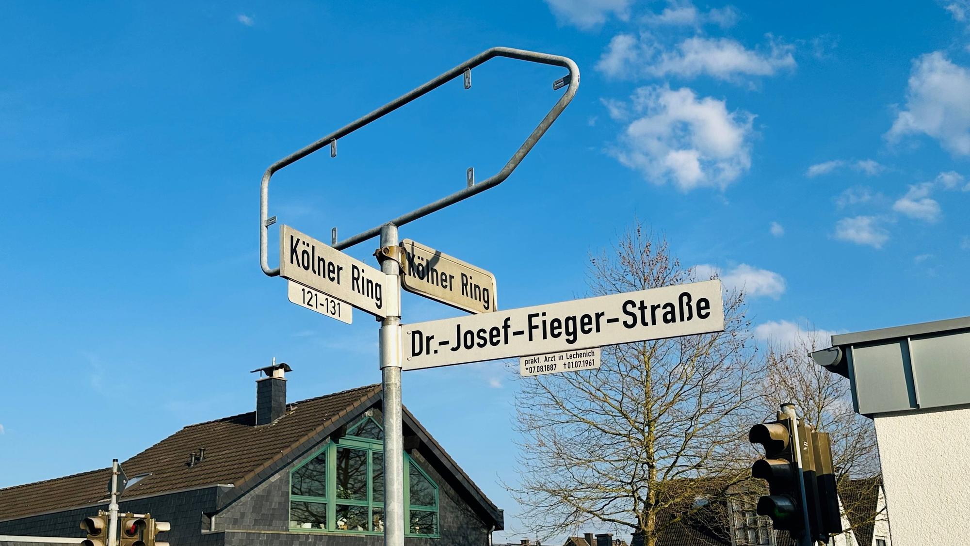 Zu sehen ist ein Straßenschild vor blauem Himmel.