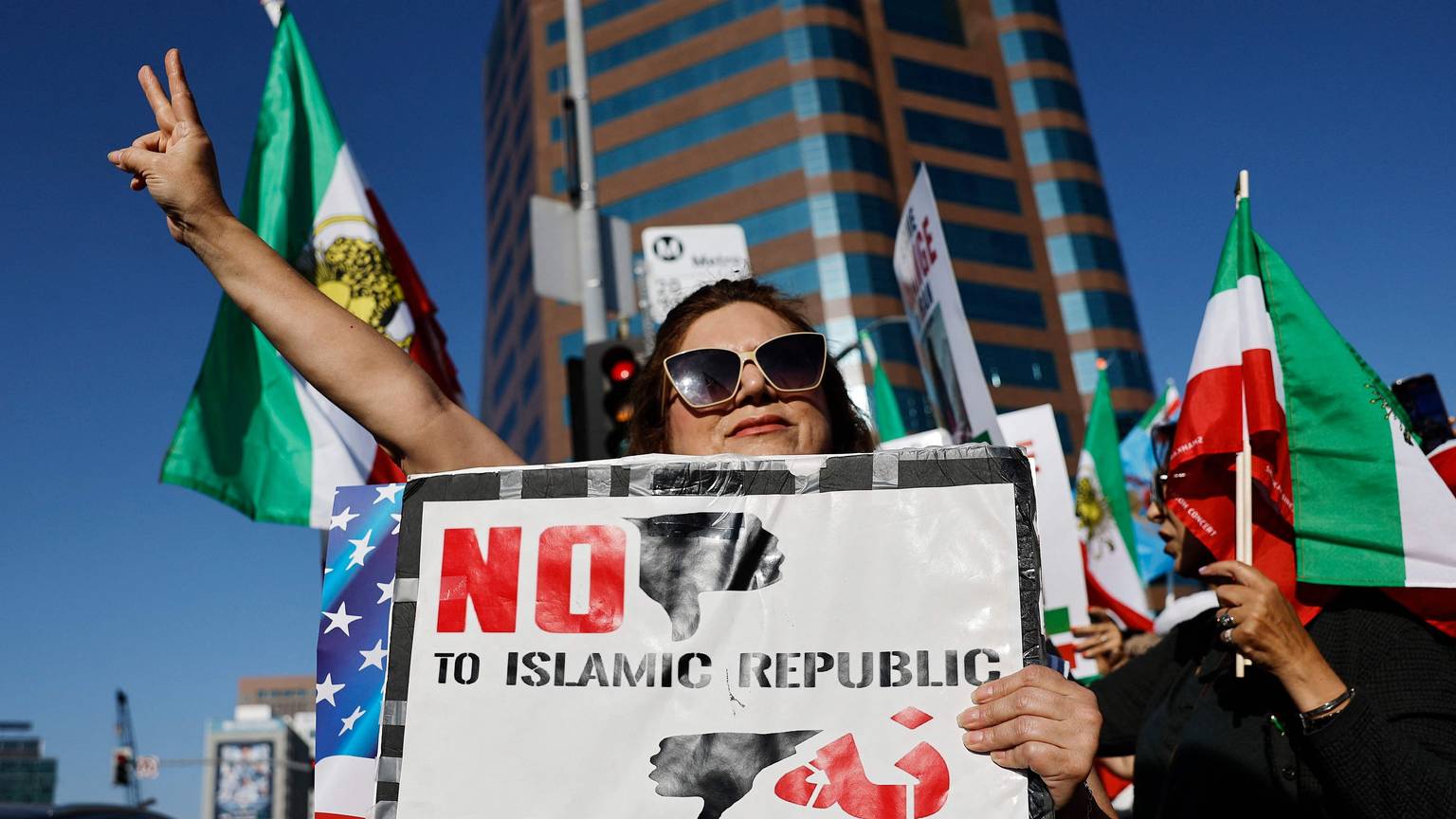 Ausgeträumt: Eine Exil-Iranerin demonstrierte am Montag in Los Angeles für einen Sturz des Mullah-Regimes. Dazu wird es erst einmal nicht kommen.