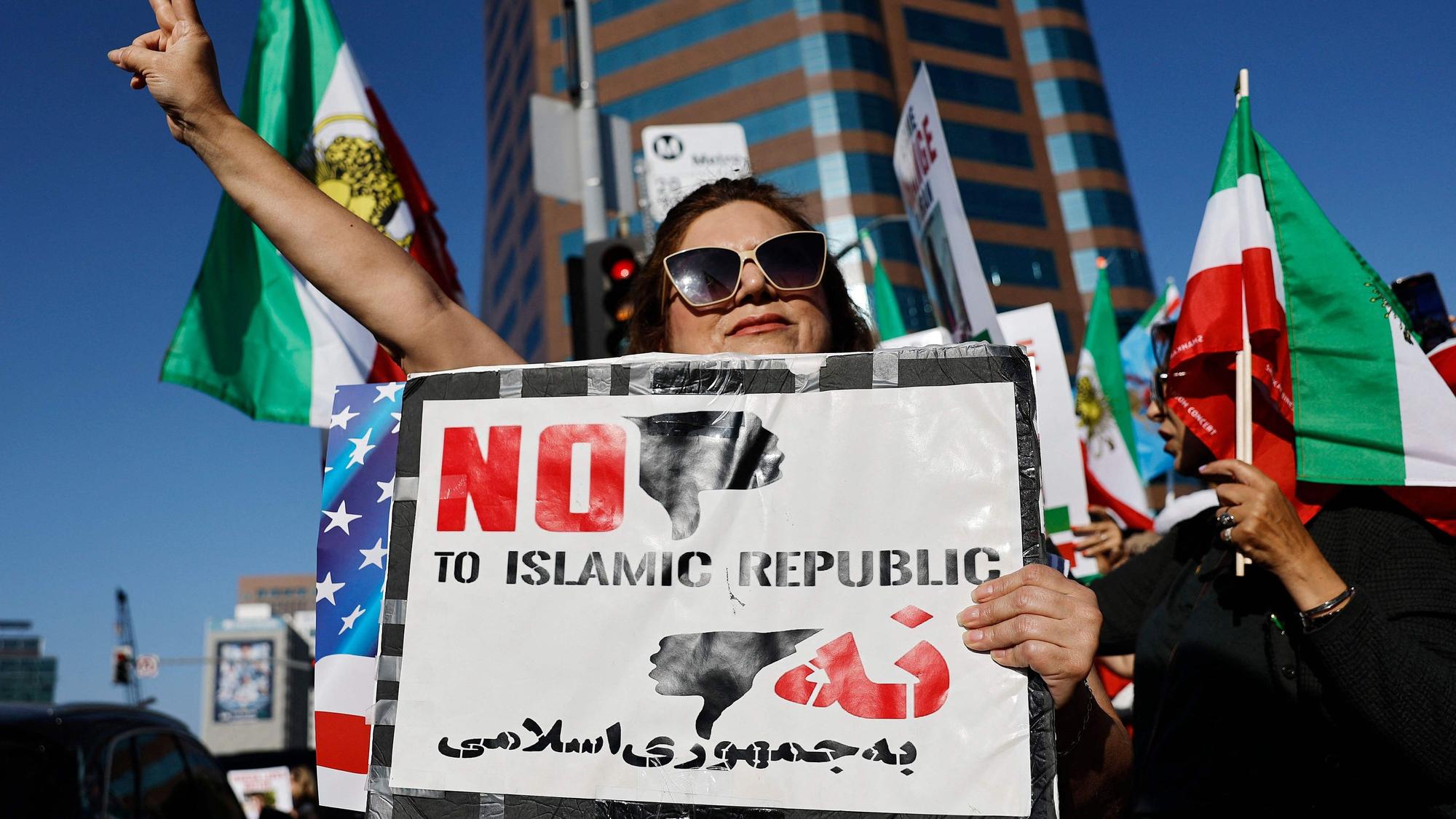 Ausgeträumt: Eine Exil-Iranerin demonstrierte am Montag in Los Angeles für einen Sturz des Mullah-Regimes. Dazu wird es erst einmal nicht kommen.