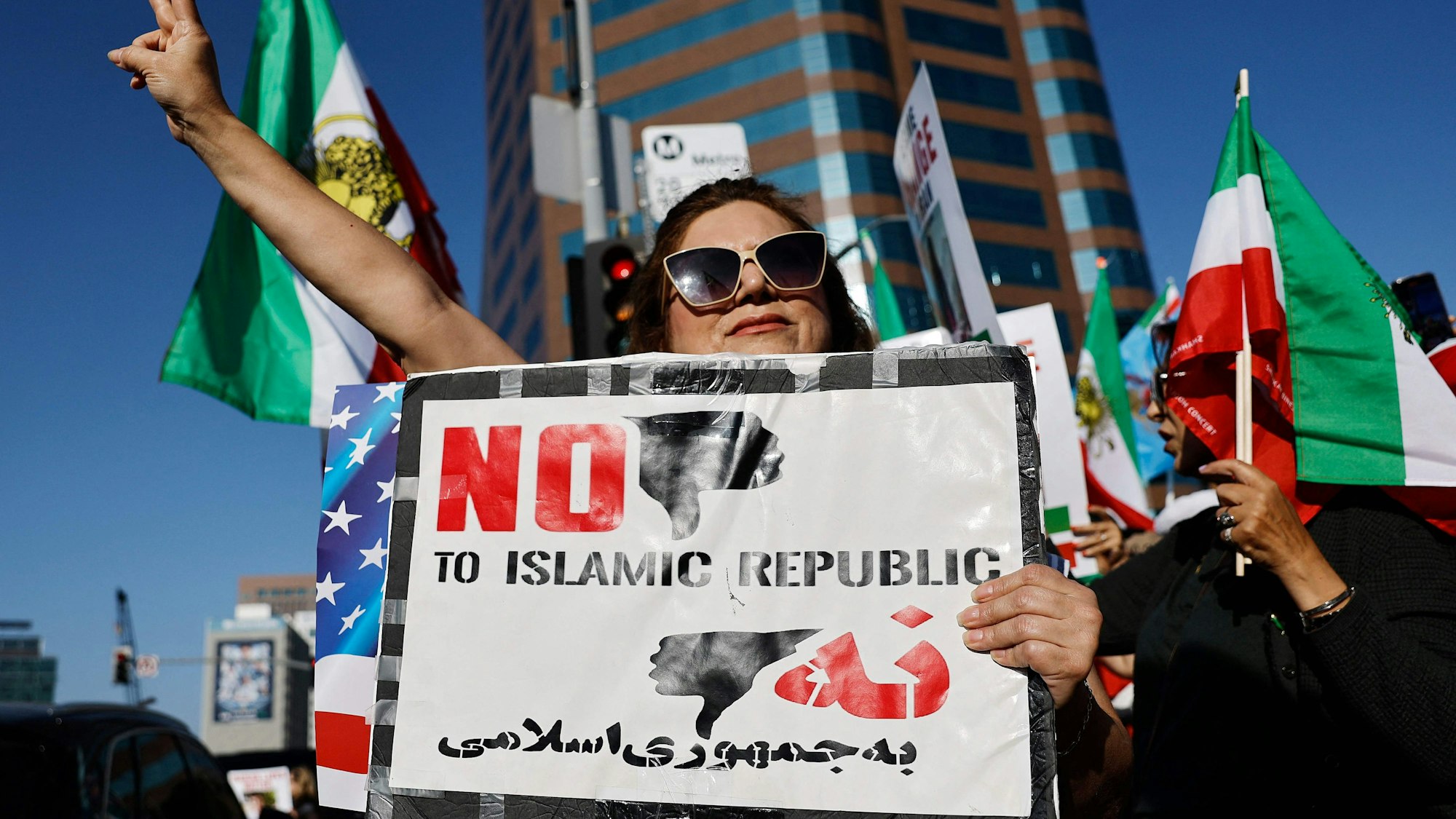 Ausgeträumt: Eine Exil-Iranerin demonstrierte am Montag in Los Angeles für einen Sturz des Mullah-Regimes. Dazu wird es erst einmal nicht kommen.