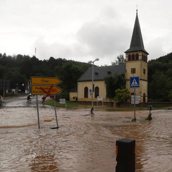 Das Bild aus dem Juli 2021 zeigt die überfluteten Straßen vor der evangelischen Kirche in Schleiden.