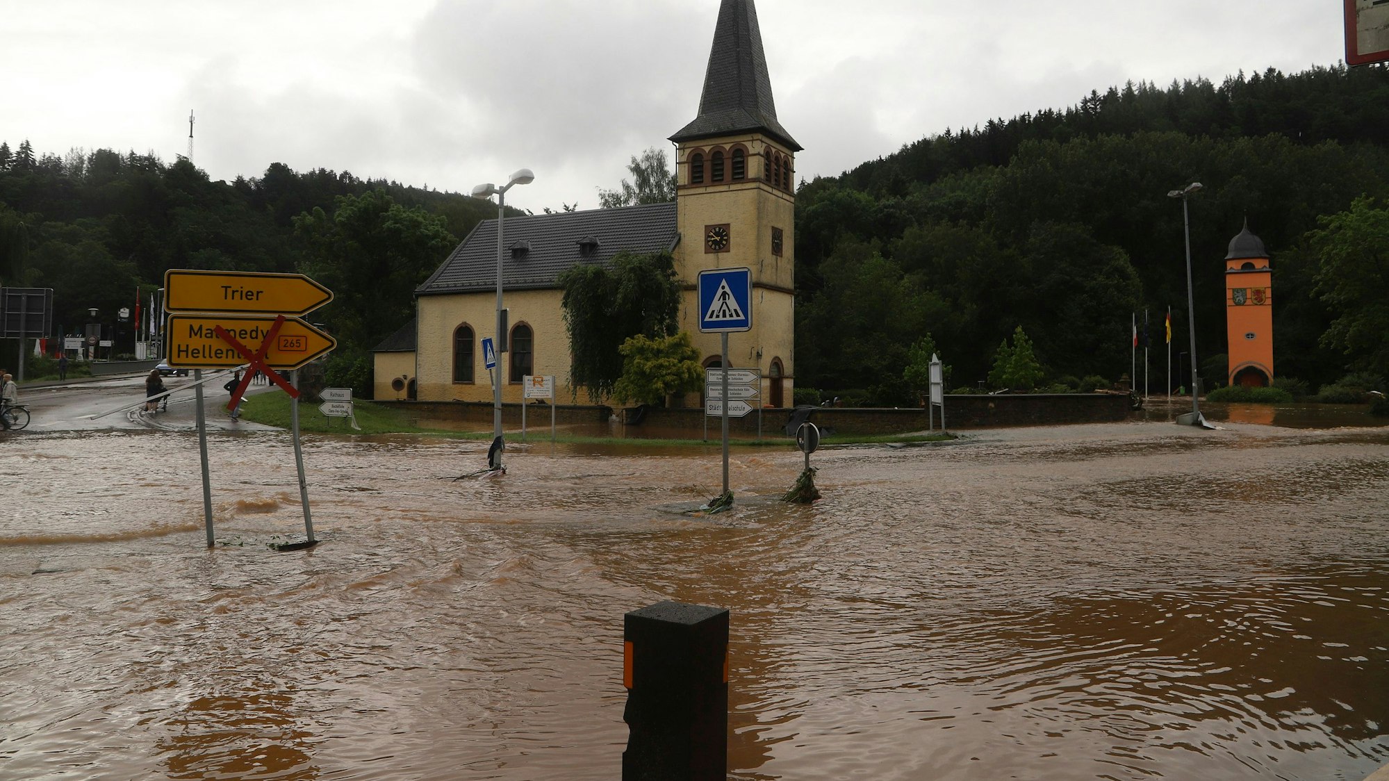 Das Bild aus dem Juli 2021 zeigt die überfluteten Straßen vor der evangelischen Kirche in Schleiden.