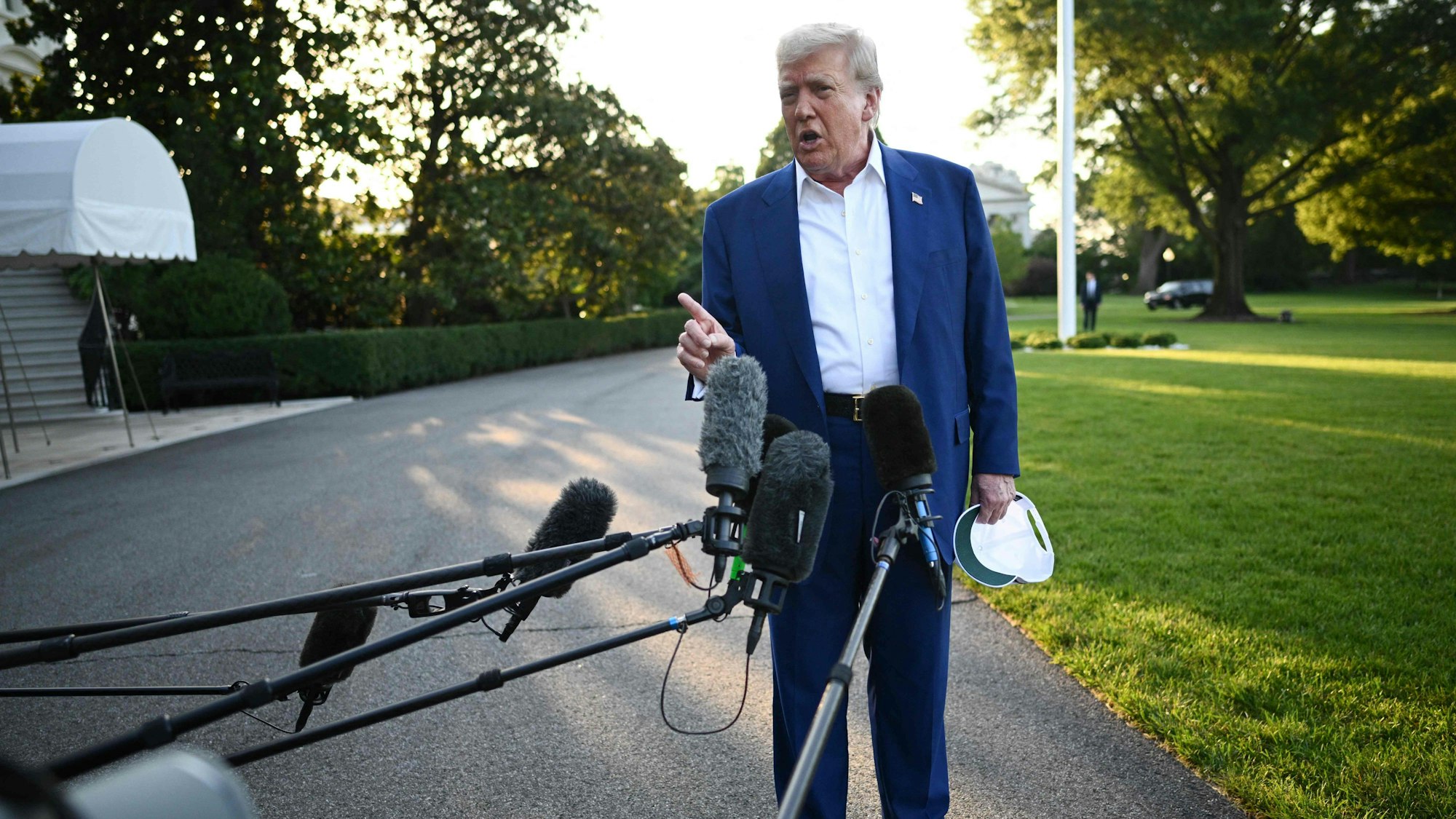 Das Foto zeigt US-Präsident Donald Trump vor seinem Abflug zum Nato-Gipfel in Den Haag. Foto: Mandel Ngan/AFP.
