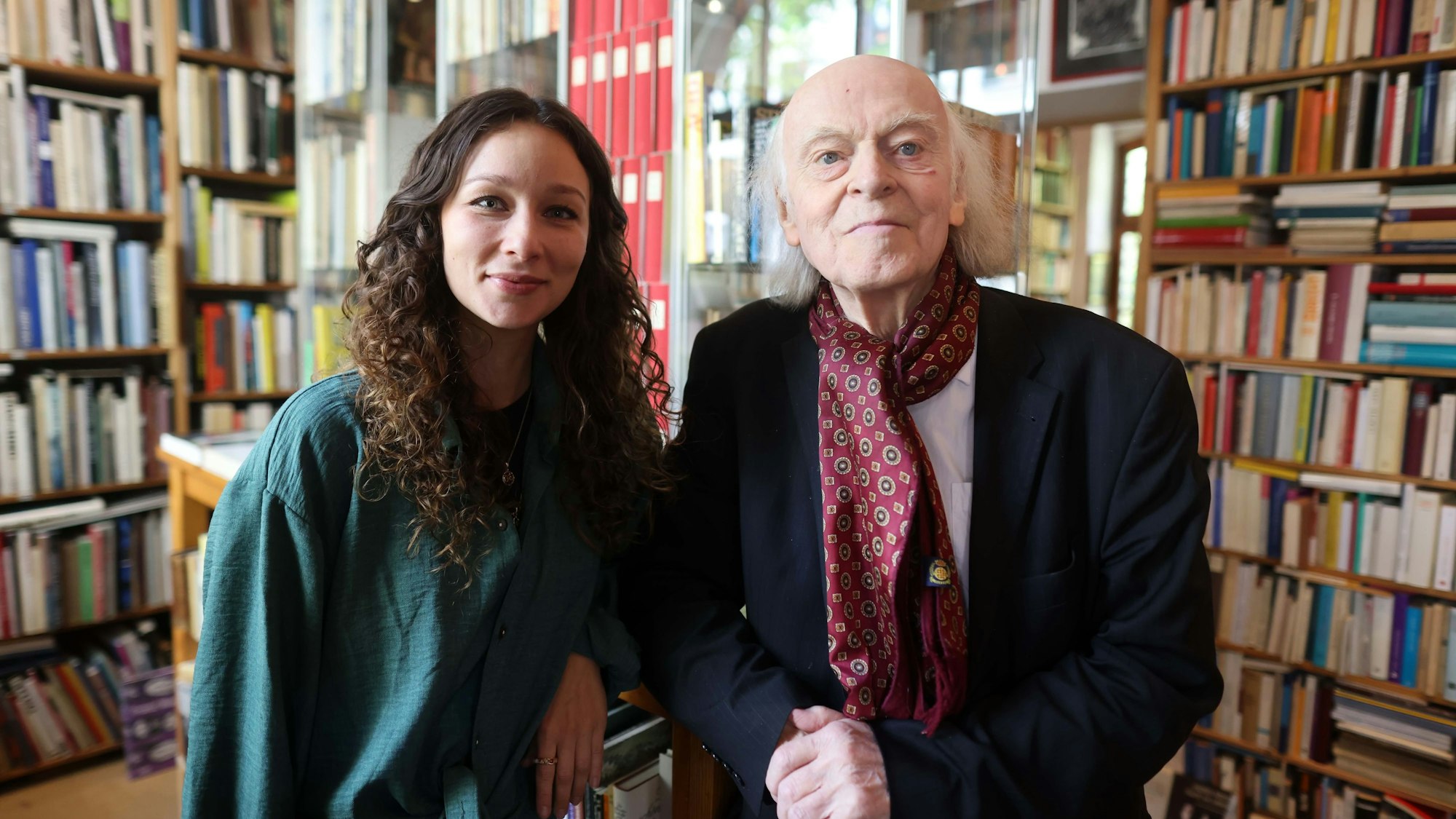 Daria Razumovych und Klaus Willbrand im Juni 2024 im Antiquariat im Weyertal.