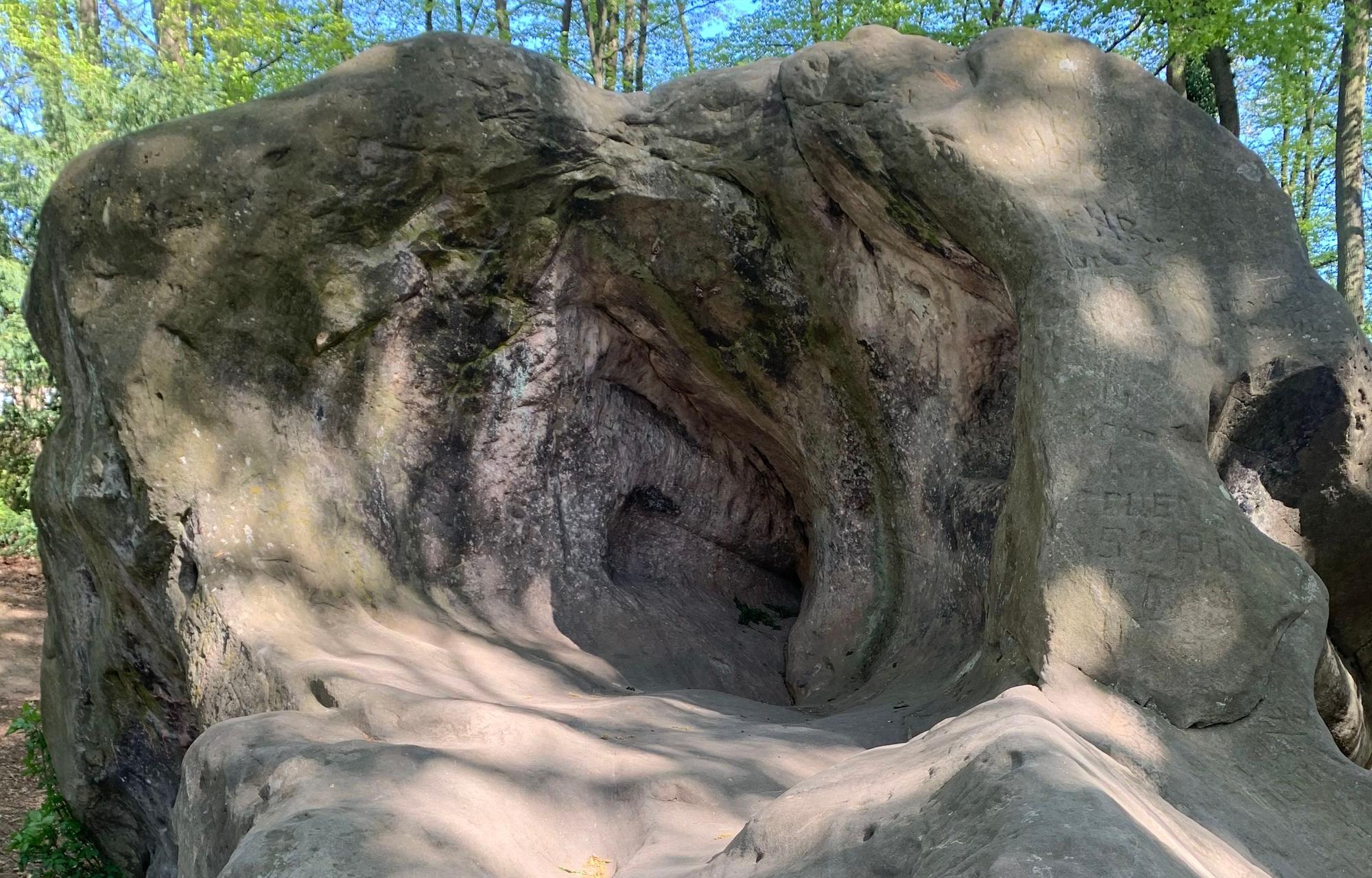 Durch das Wasser wurden die Hohlräume im Quarzitsteinklumpen ausgespült.