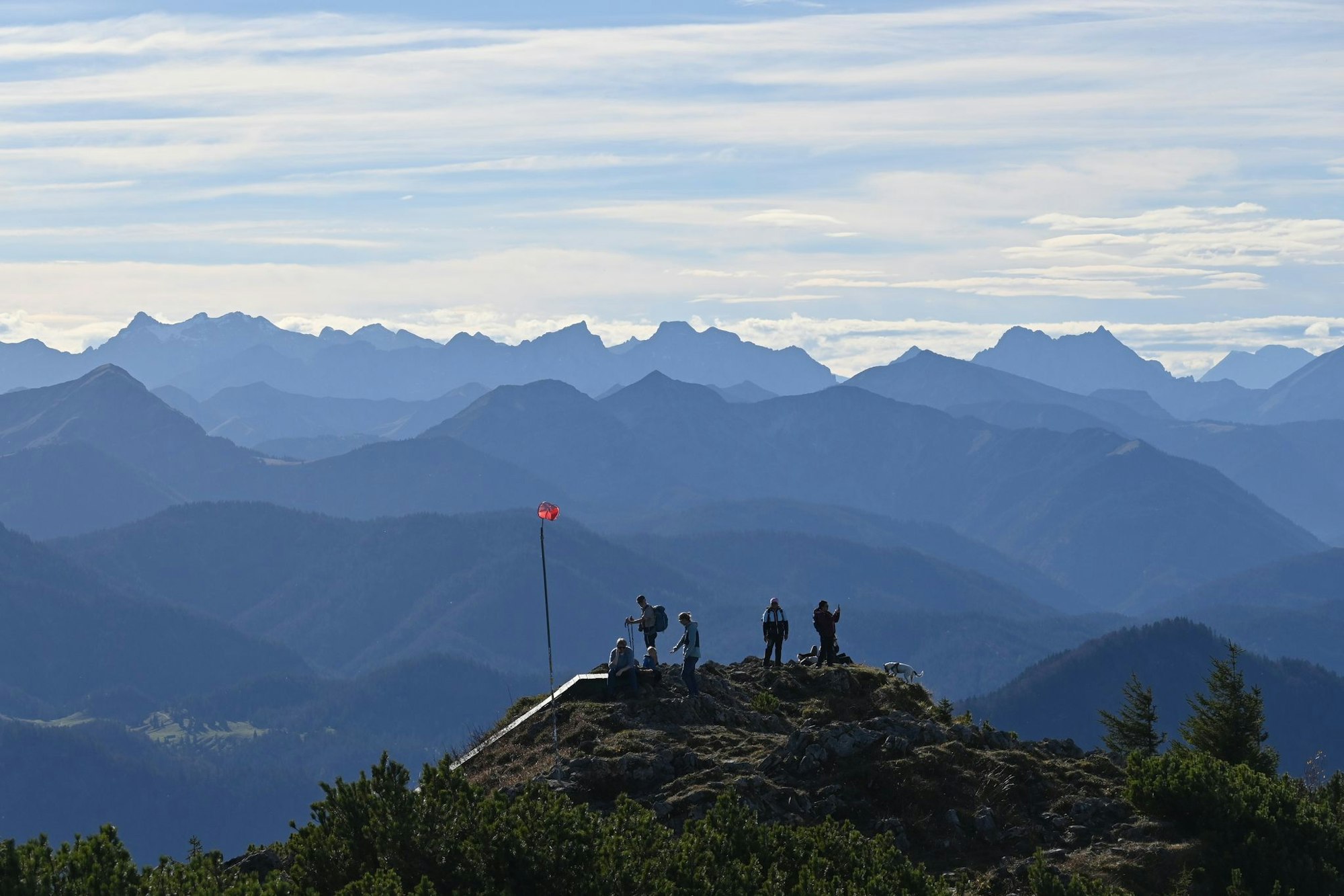 Schlechte Karten für Wanderer: Der Vandalismus in Schutzhütten nimmt zu, teilt der Deutsche Alpenverein (DAV) mit.