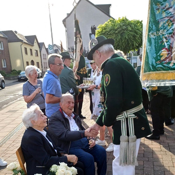 Else und Wilfried Henseler nehmen Gratulationen entgegen.