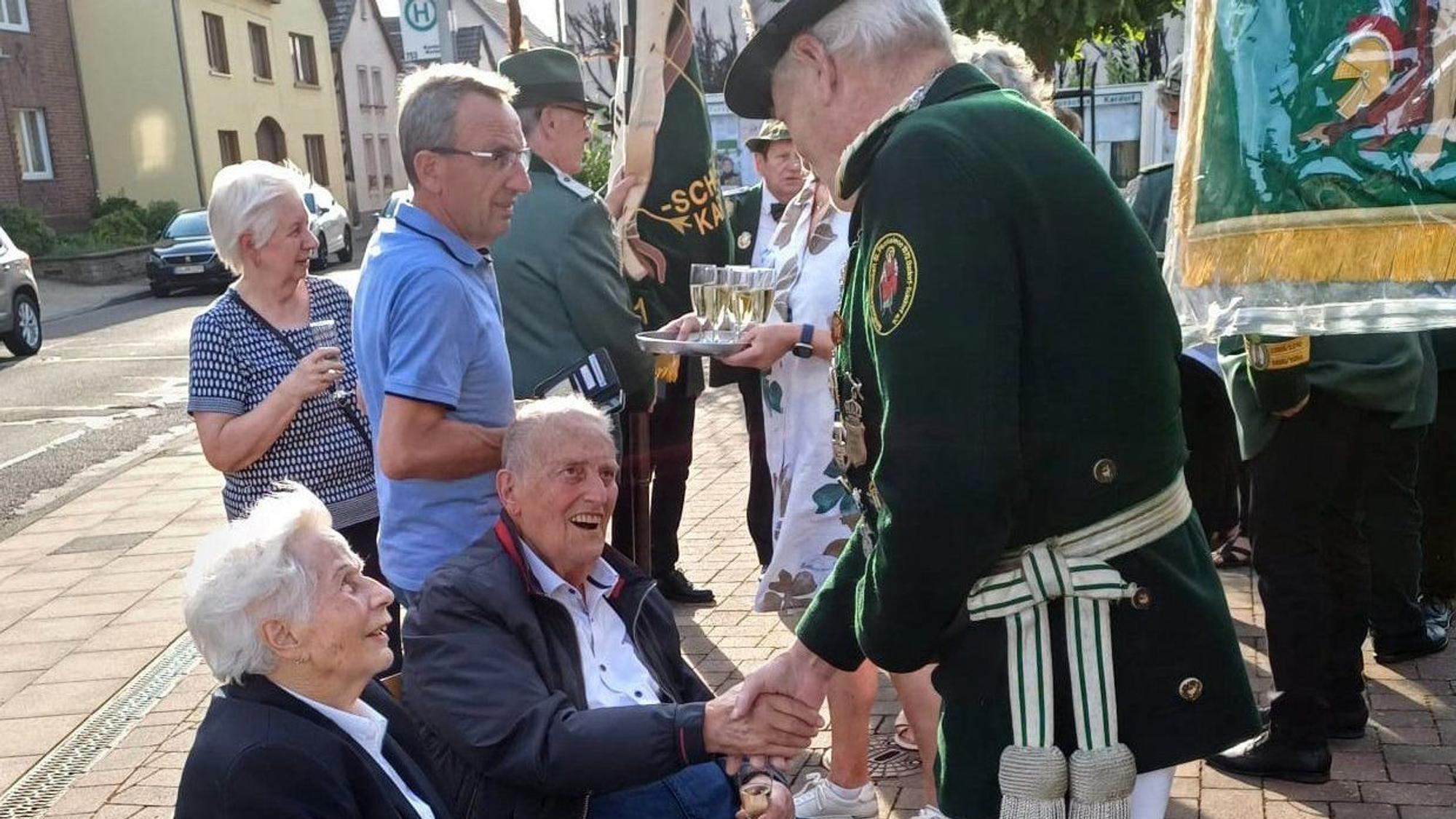 Else und Wilfried Henseler nehmen Gratulationen entgegen.