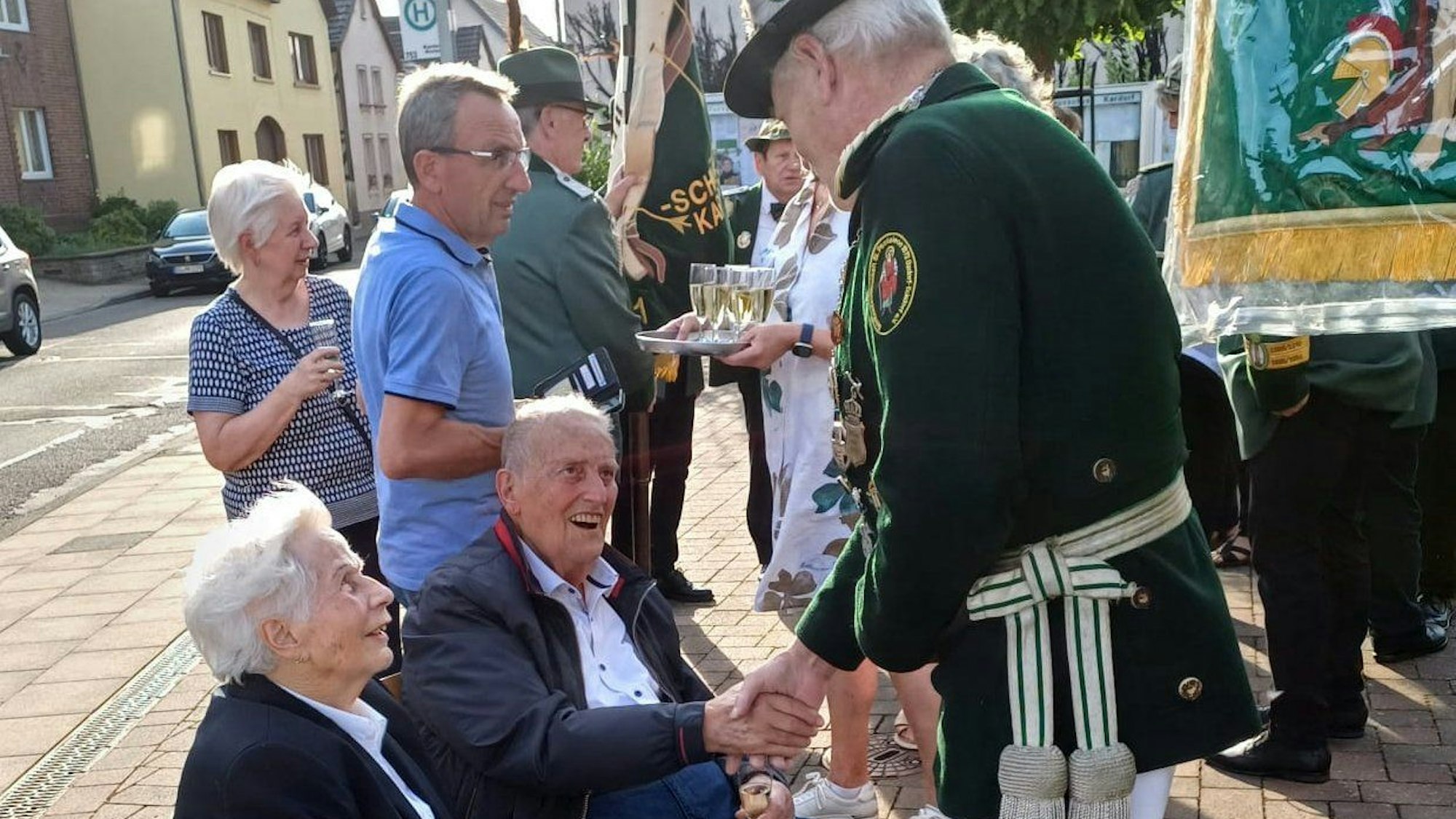 Else und Wilfried Henseler nehmen Gratulationen entgegen.