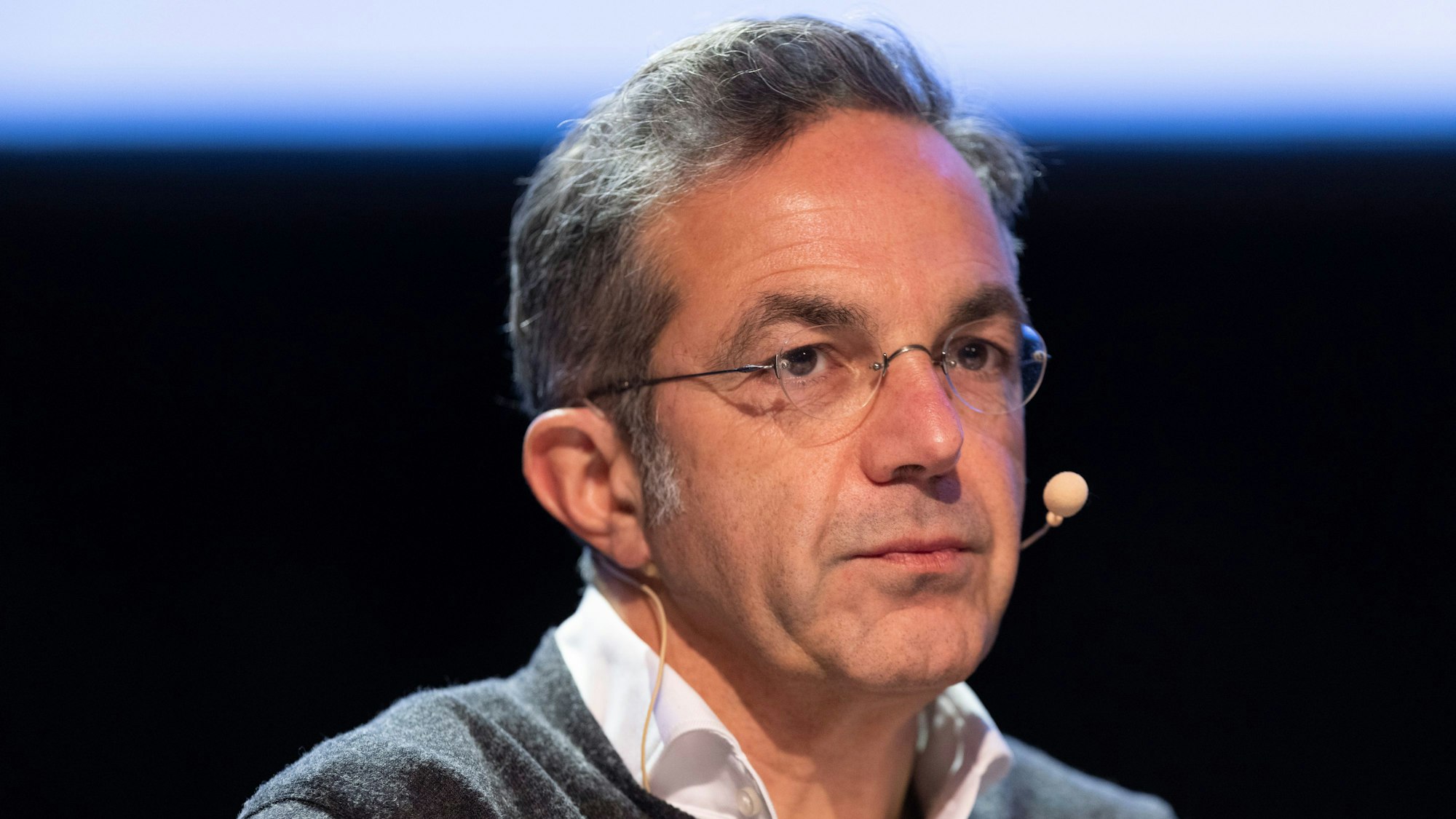 ARCHIV - 01.03.2023, Nordrhein-Westfalen, Köln: Der Schriftsteller Navid Kermani sitzt während einer Podiumsdiskussion auf der Bühne bei der Lit.Cologne im Sartory Saal in Köln. (zu dpa: «Navid Kermani kritisiert Merz wegen «Drecksarbeit»») Foto: Thomas Banneyer/dpa +++ dpa-Bildfunk +++