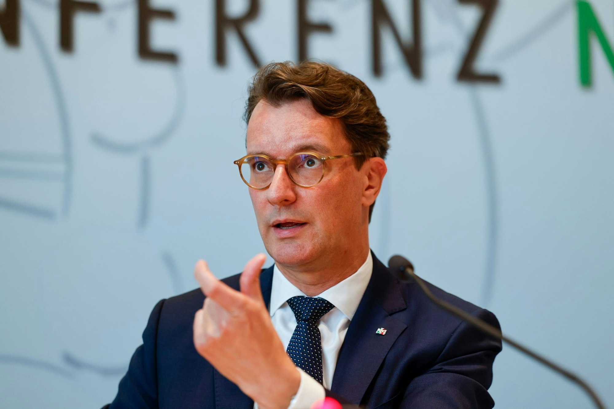 Das von der Bundespolitik geplante Investitionsprogramm für die Wirtschaft hätte die Kommunen teuer zu stehen kommen können - doch nun gebe es einen Schutzschirm, betont NRW-Ministerpräsident Hendrik Wüst (CDU). (Archivbild)